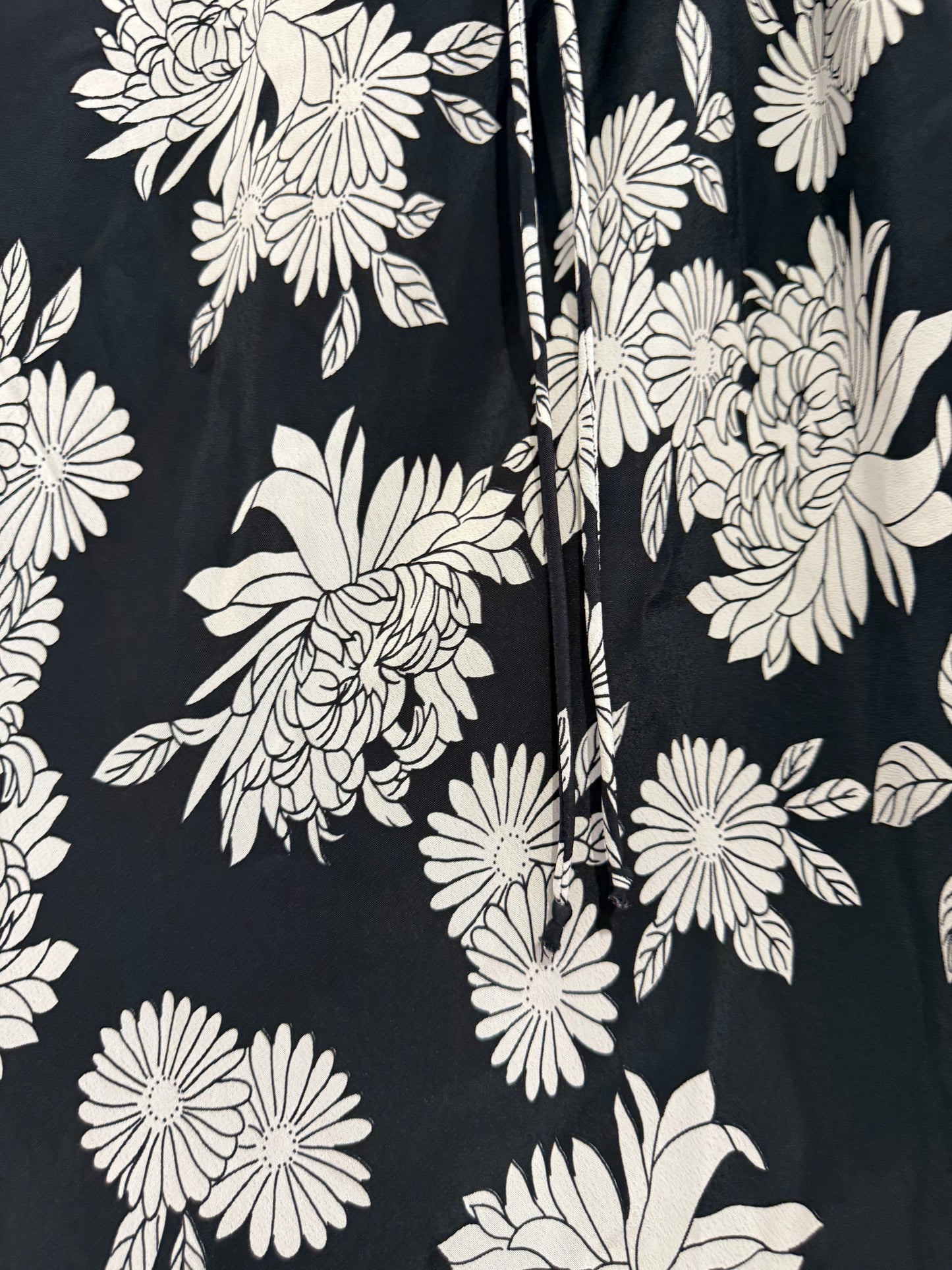 Vintage Y2K black and white floaty skirt. Summer. Size large.