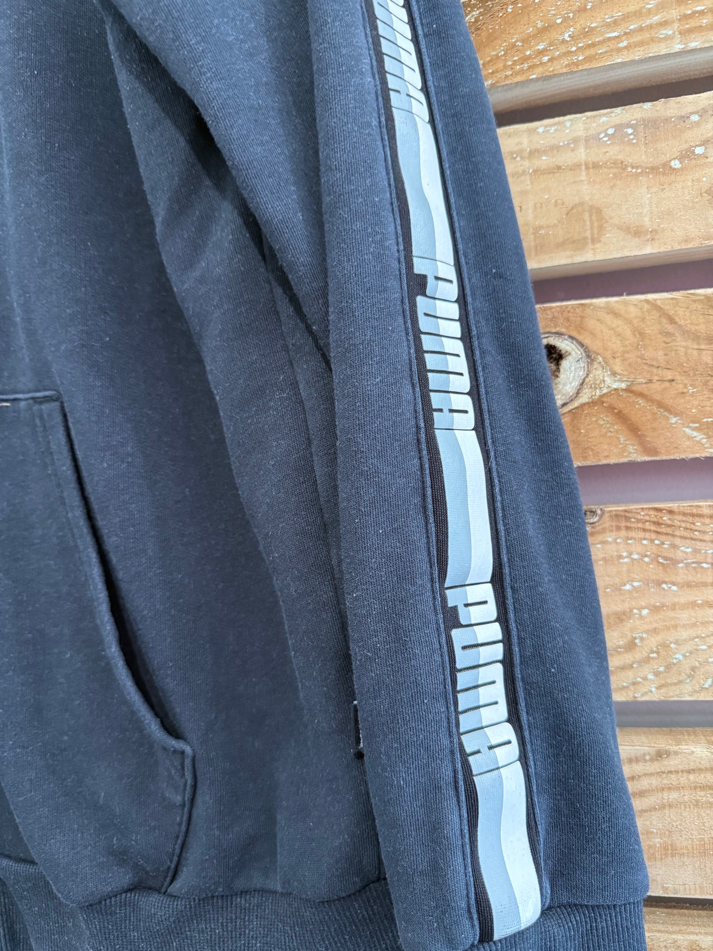 Vintage Y2K Puma zip up sweater/ sweatshirt. Black. Size XL