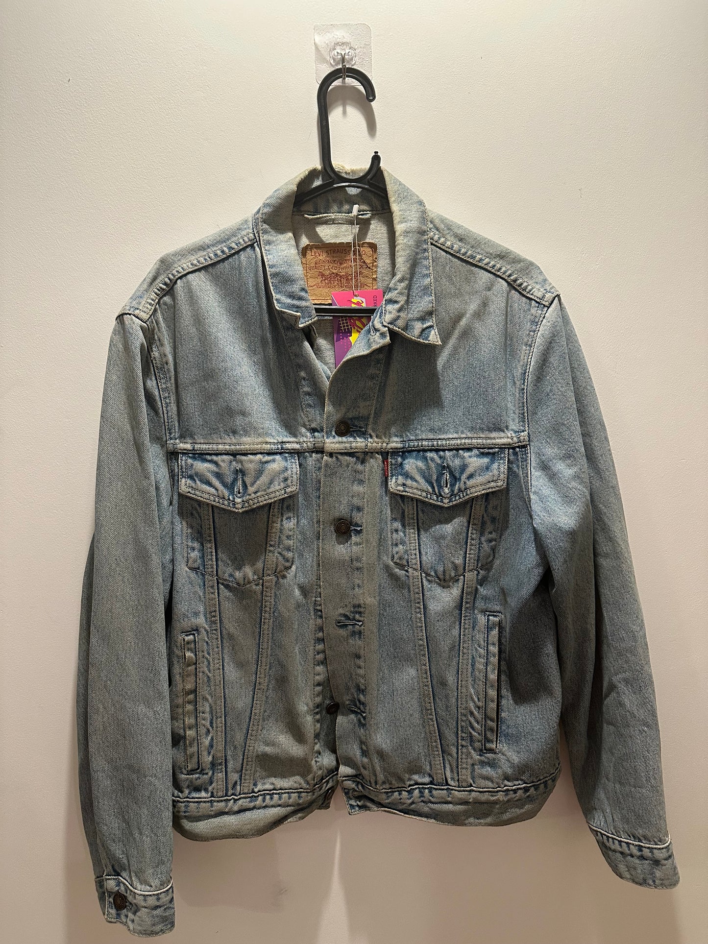 Vintage 90s Levi’s light blue denim jacket. Size medium.