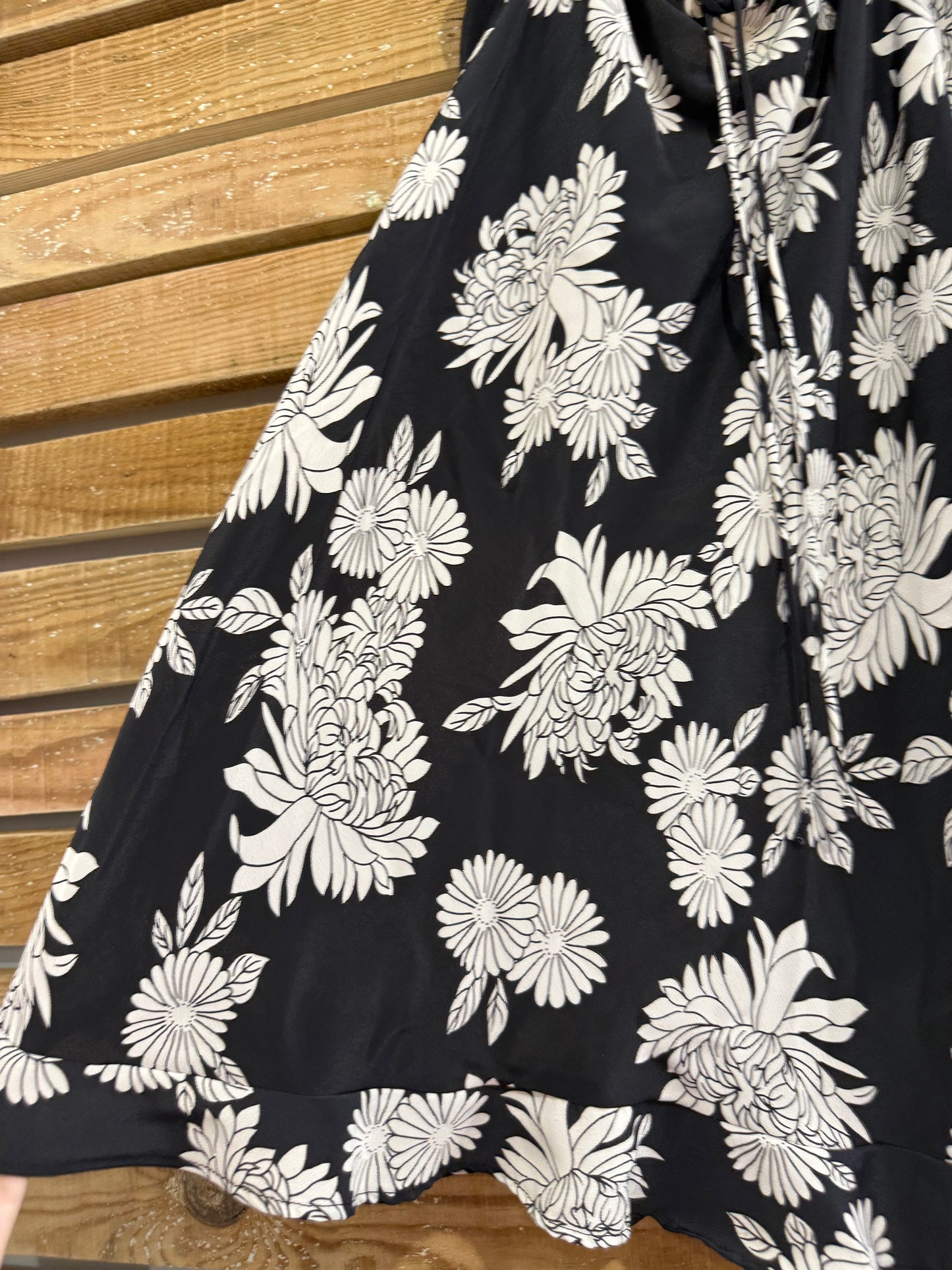 Vintage Y2K black and white floaty skirt. Summer. Size large.