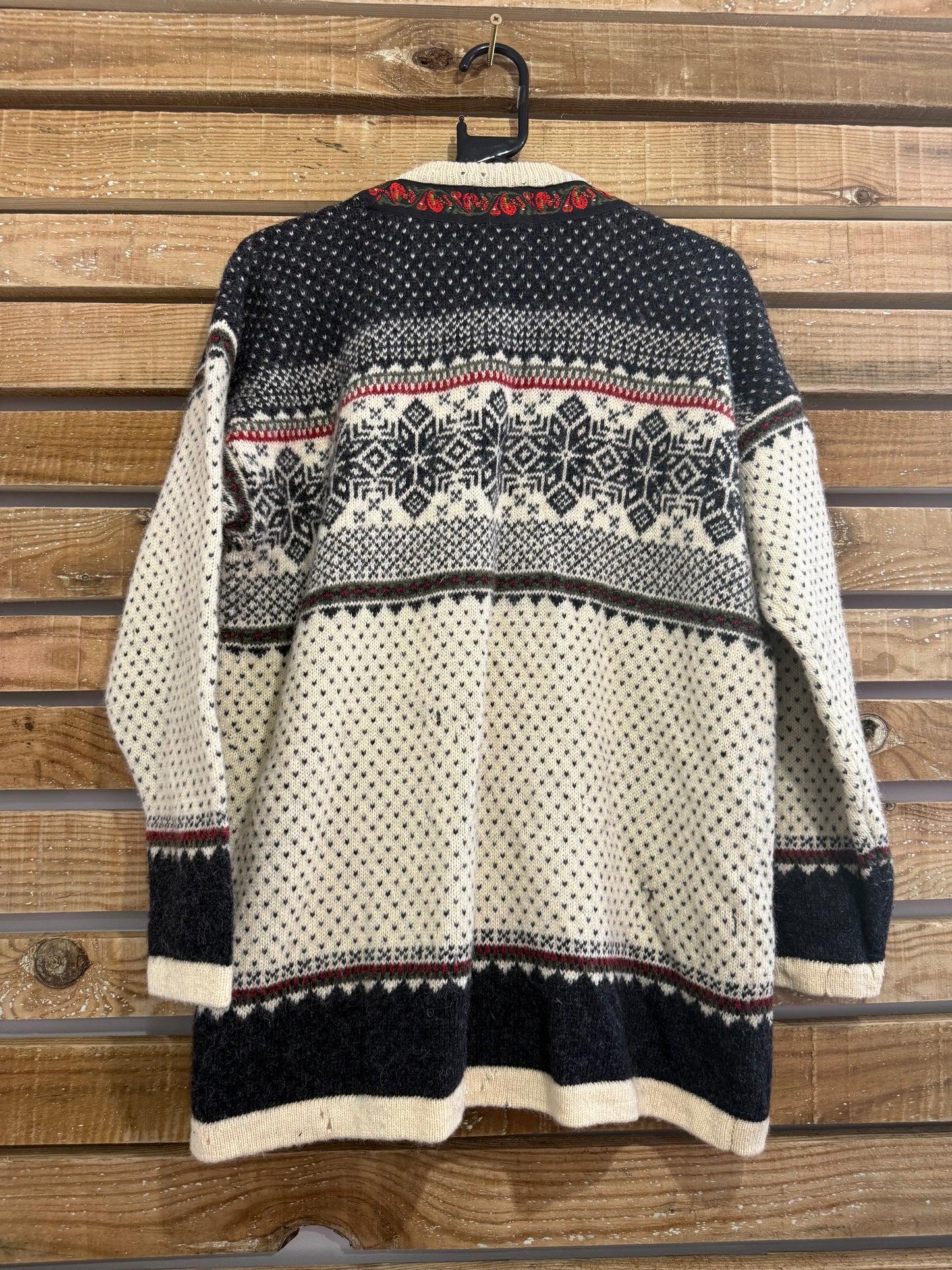 Vintage 90s fair-isle Icelandic 100% wool cardigan with clasps. Size Medium