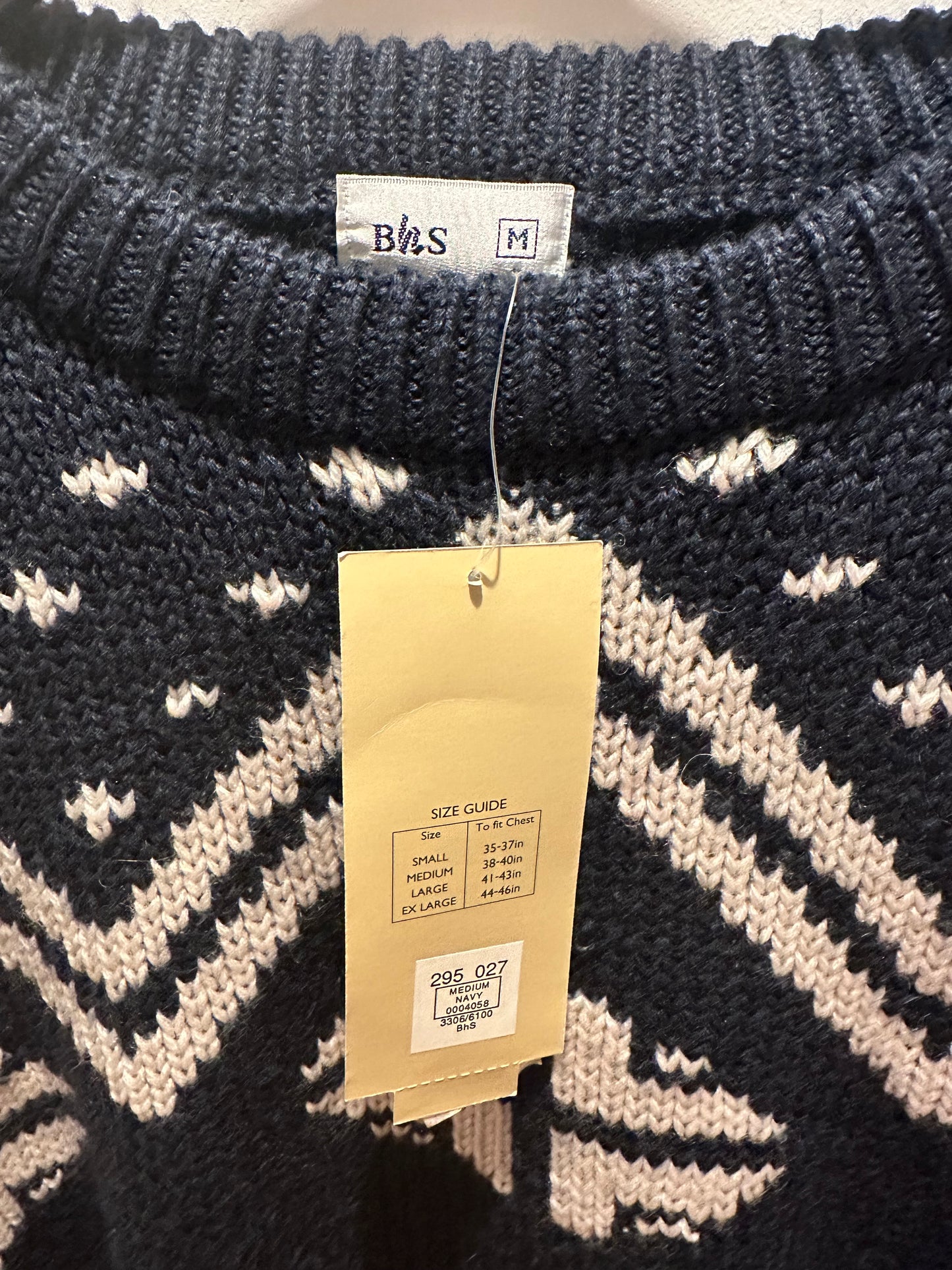 Vintage 80s Deadstock BNWT Animal Motif 100% wool jumper. Size Medium