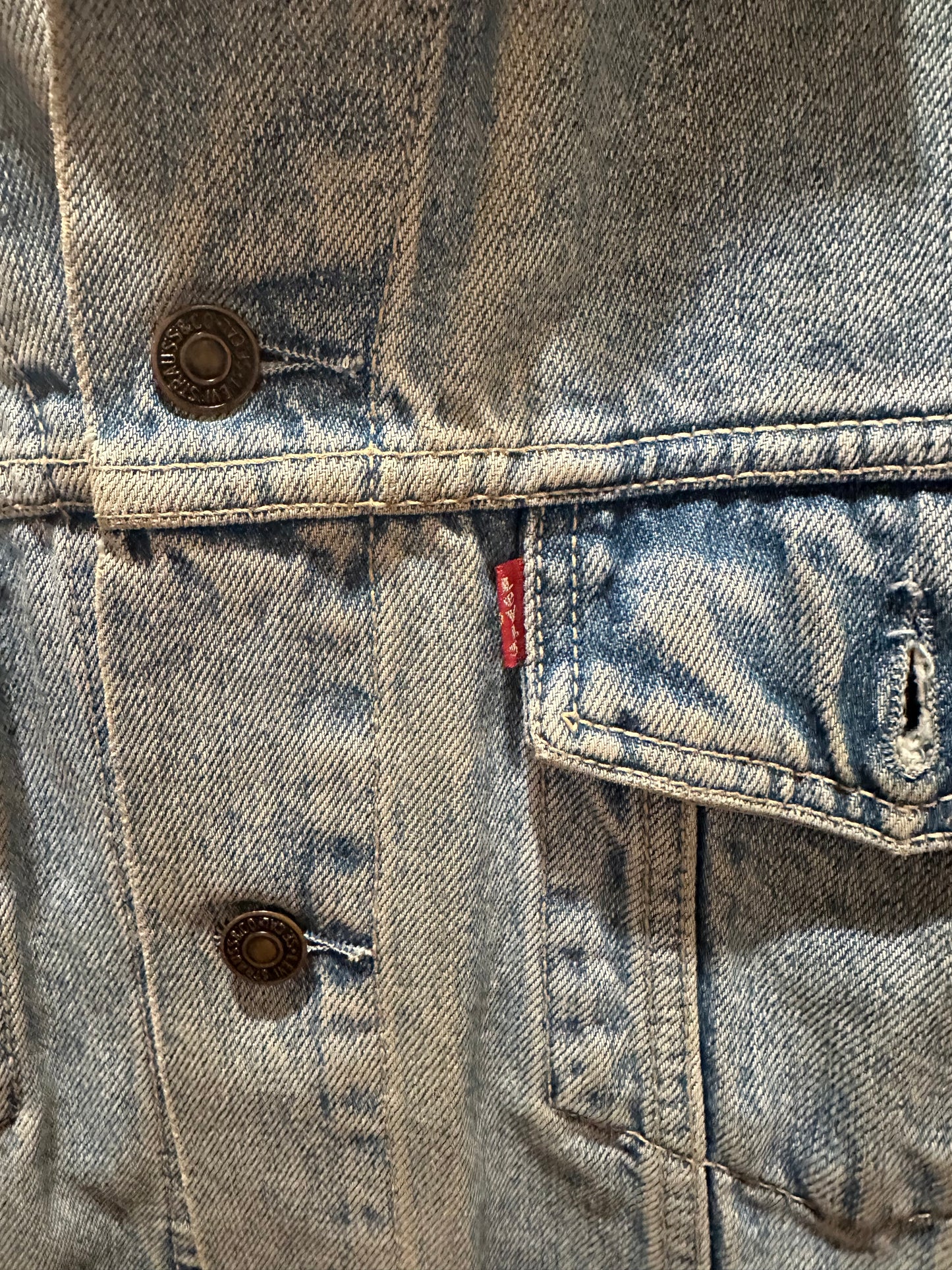 Vintage 90s Levi’s light blue denim jacket. Size medium.