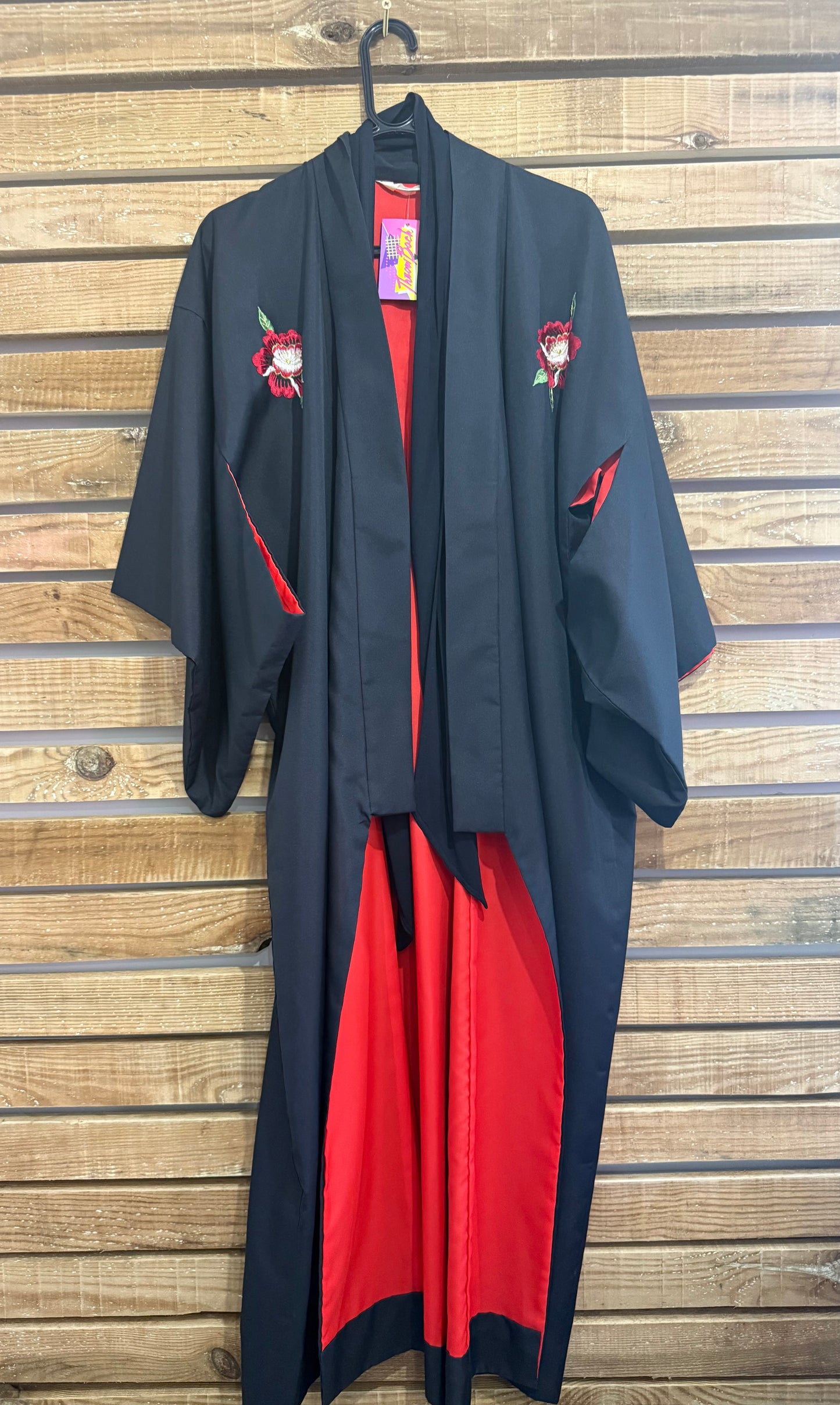 Vintage 70s embroidered peony floral kimono. Free sizing.