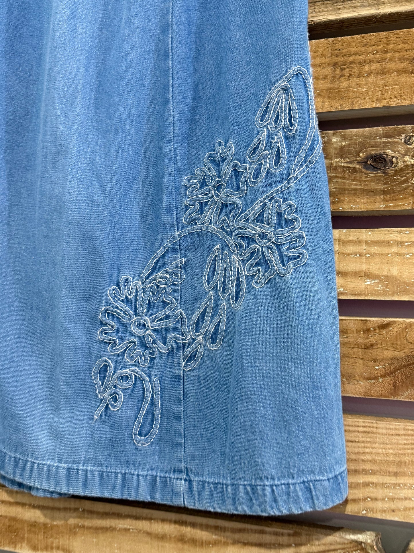 Vintage 90’s denim embroidered skirt. Size 10-12 31”waist.