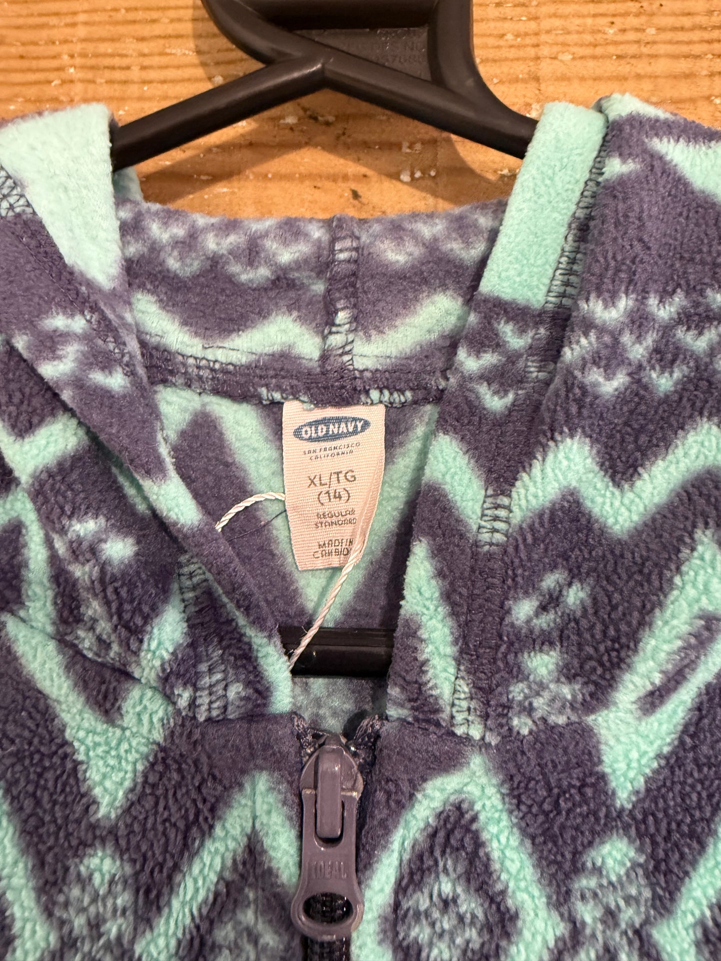 Vintage 90s old navy festive snowflake print zip up fleece jacket. Christmas. Size small.