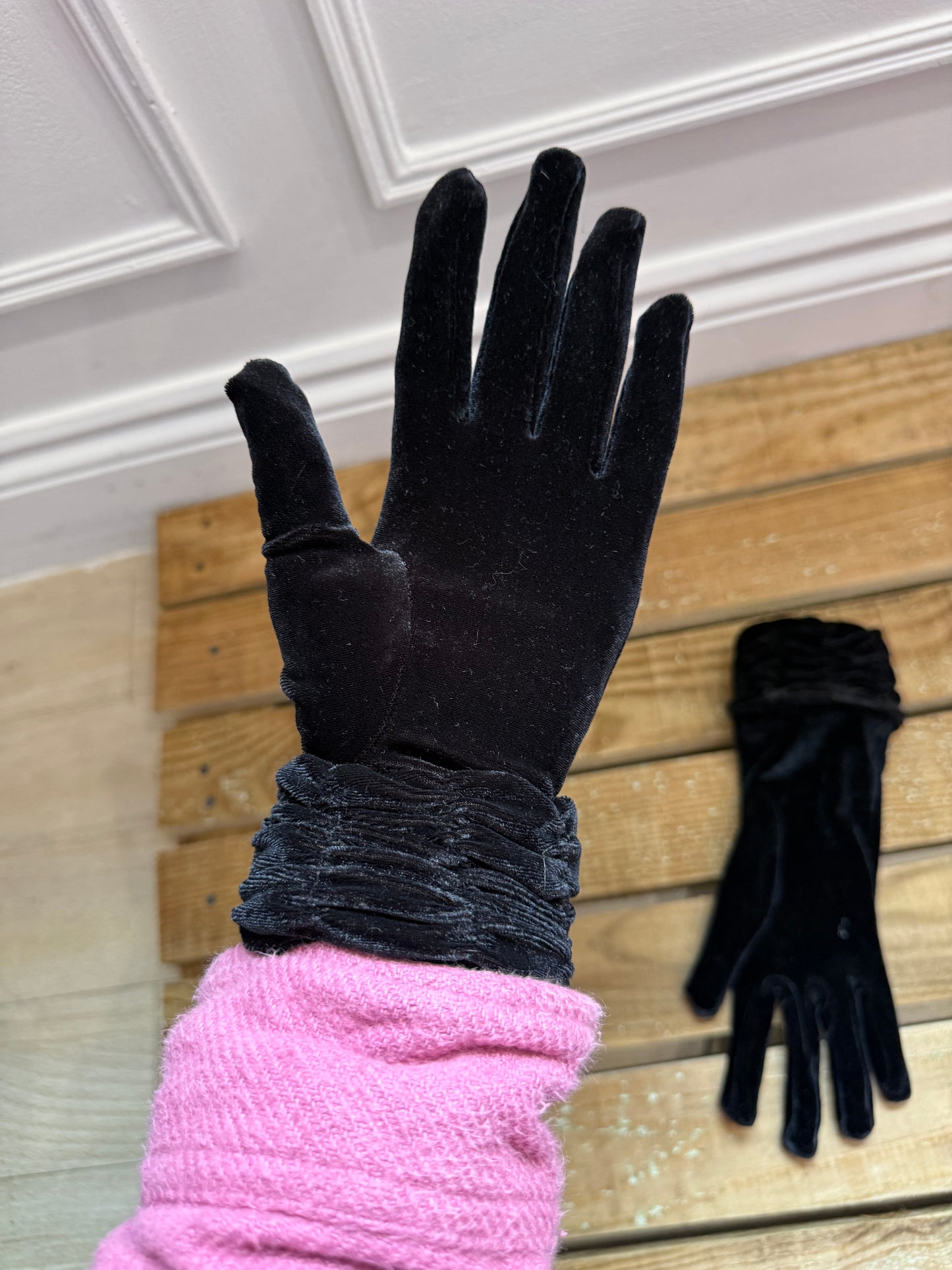 Vintage 80s Velvet/velour gloves. Halloween/ evening/ Christmas. Black.