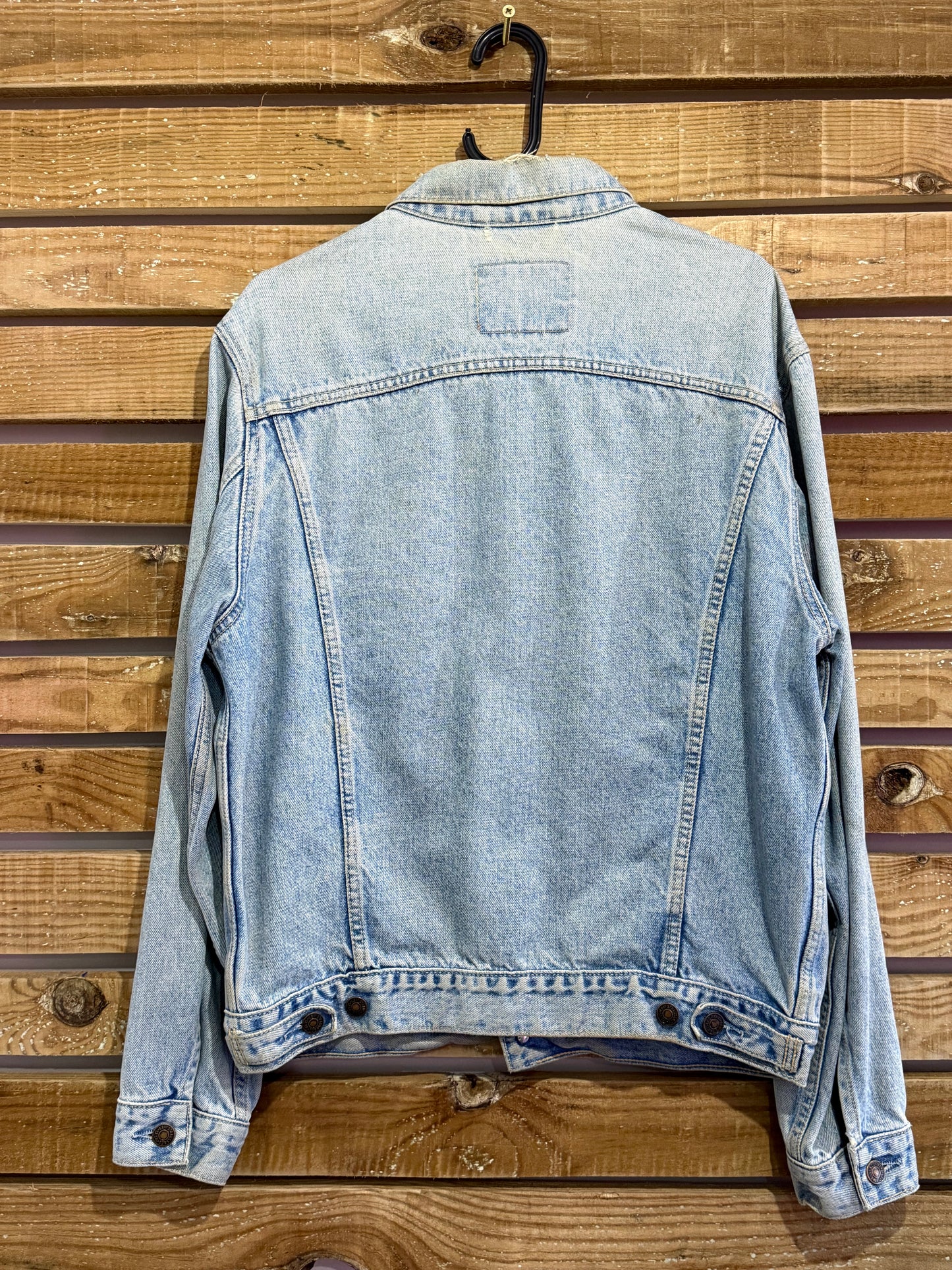 Vintage 90s Levi’s light blue denim jacket. Size medium.