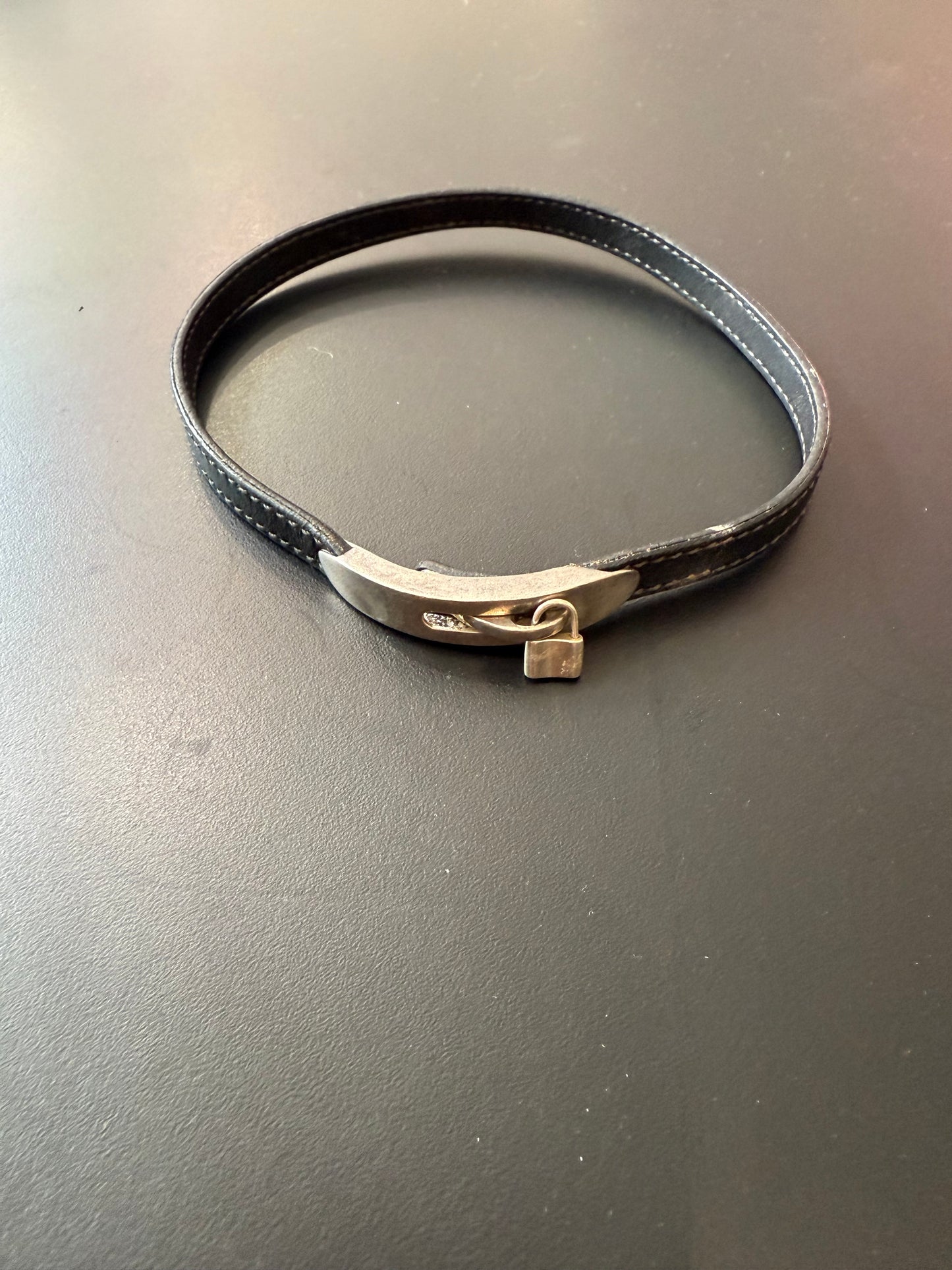 Tod’s black leather buckle lock bracelet silver.