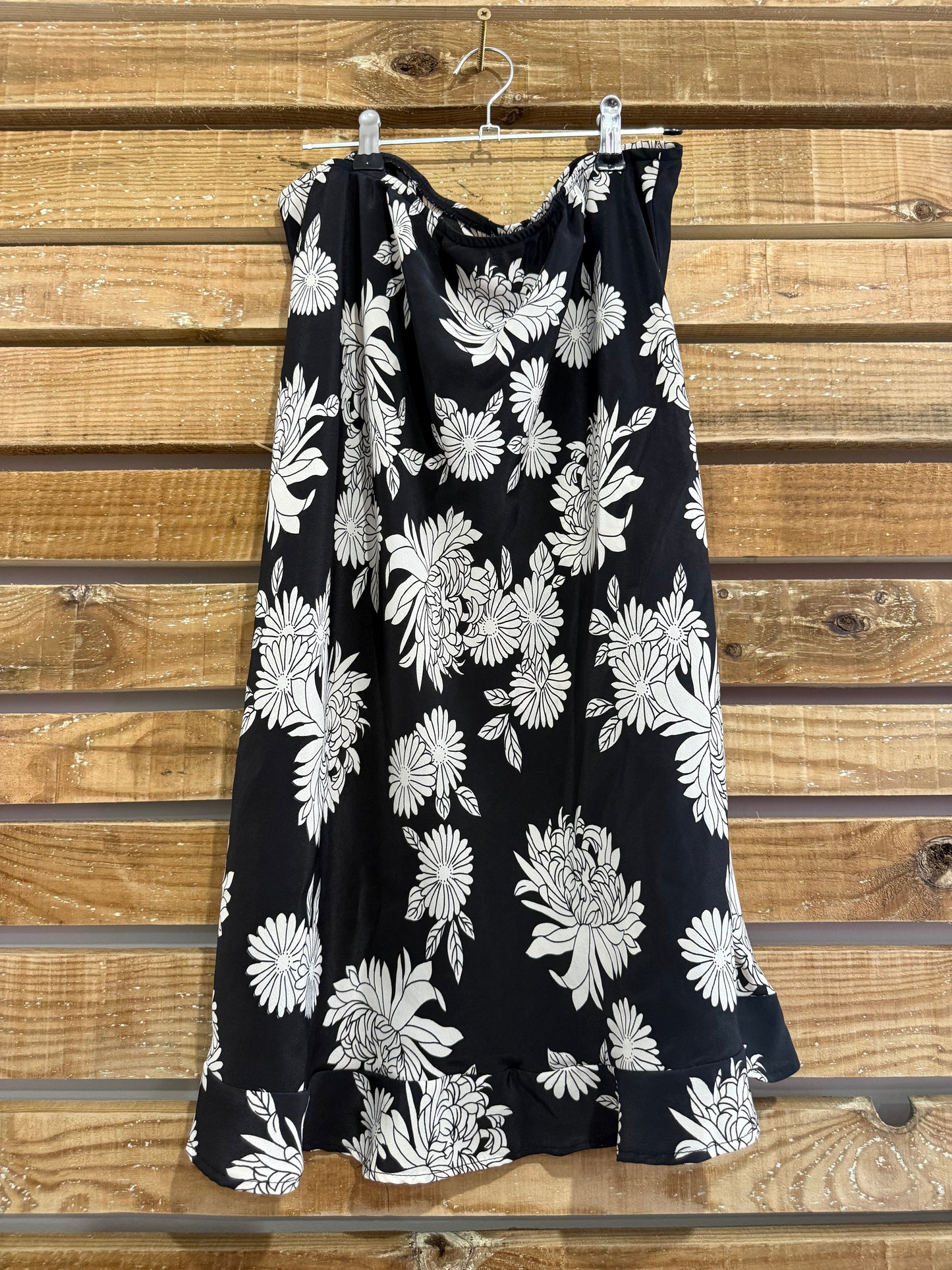 Vintage Y2K black and white floaty skirt. Summer. Size large.