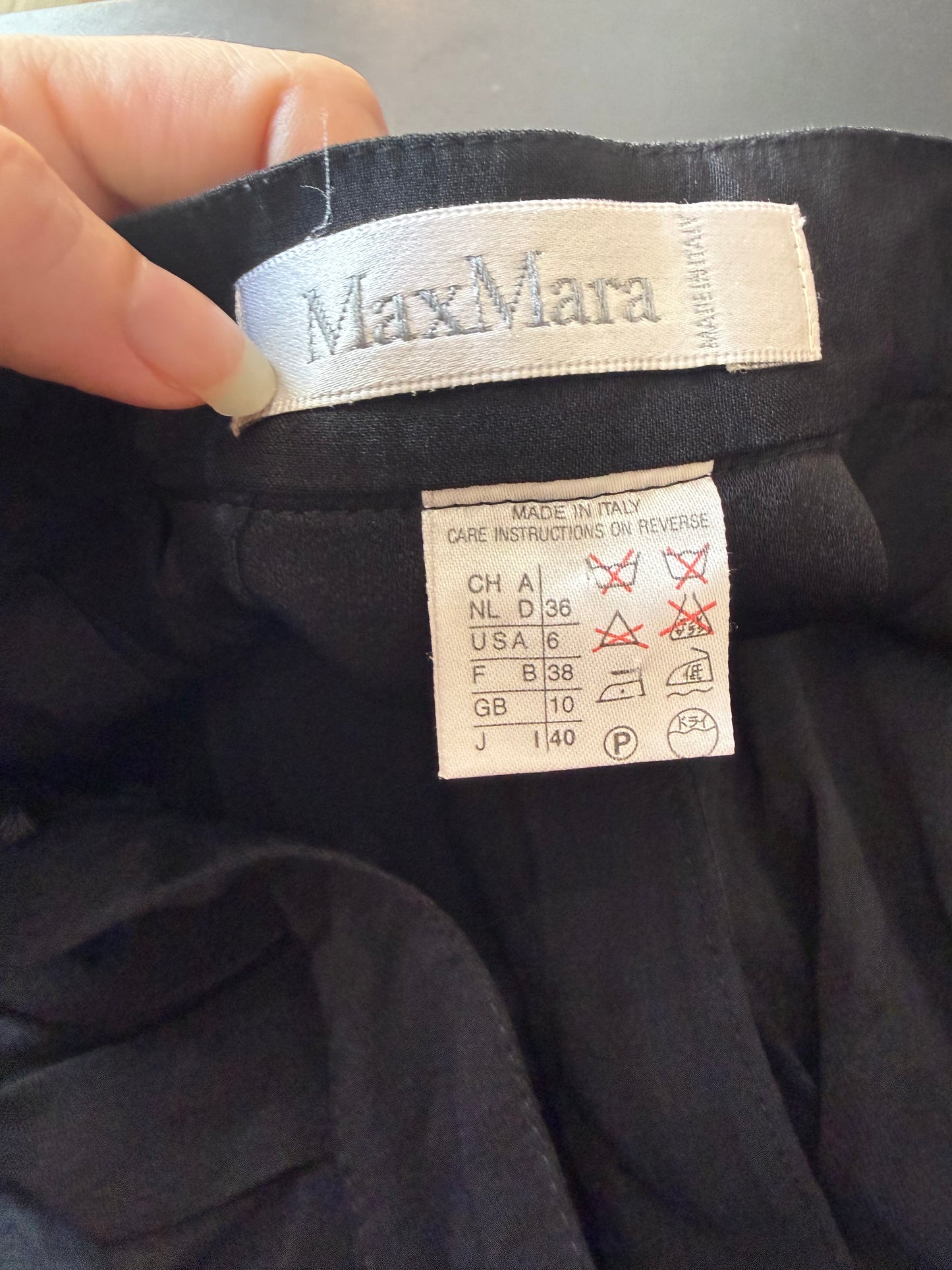 Max Mara pleated midi skirt. Black Waist 25” UK4/6