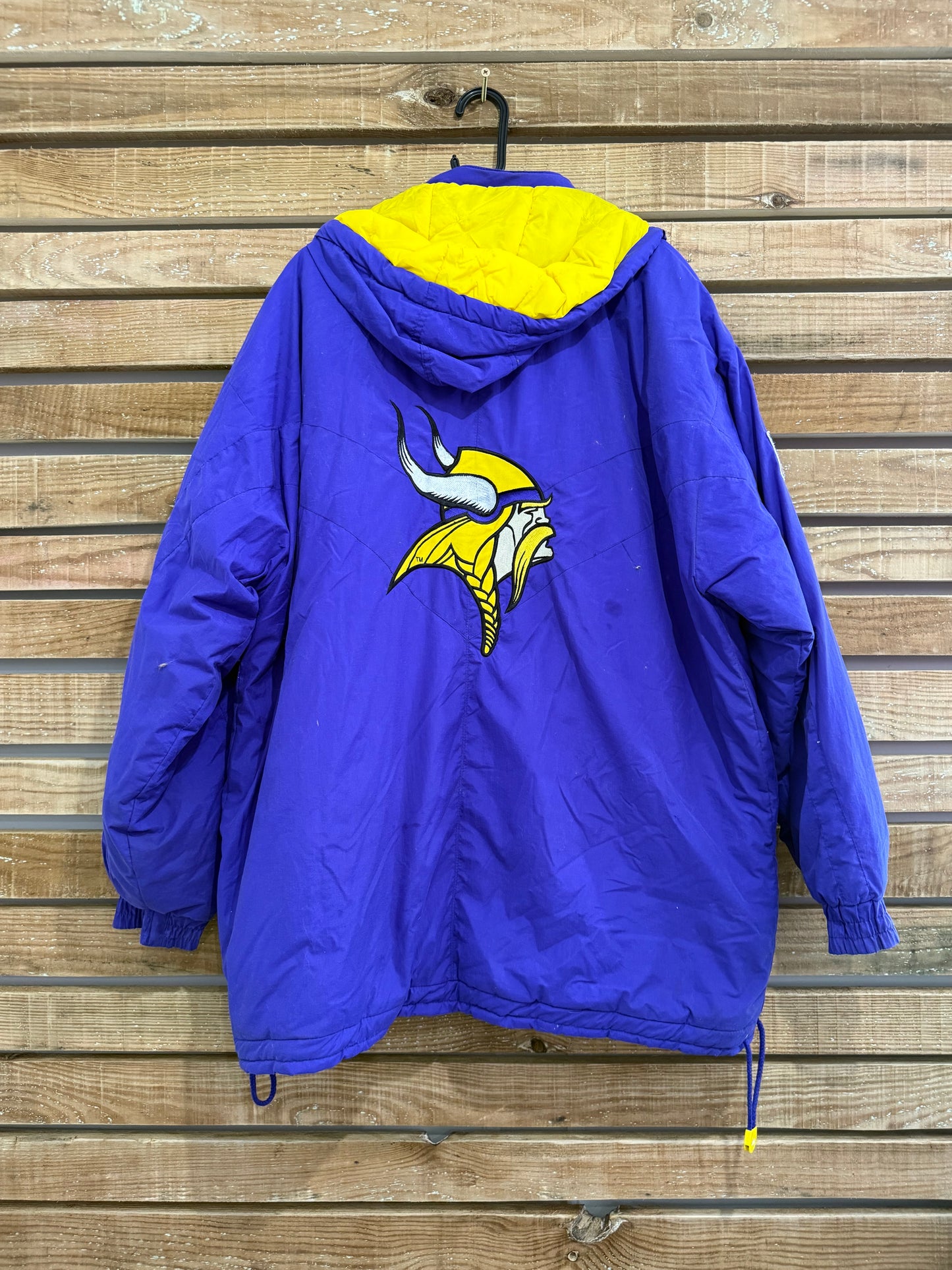 Vintage 90s NFL Apex Minnesota Vikings sports jacket/coat. Size XL