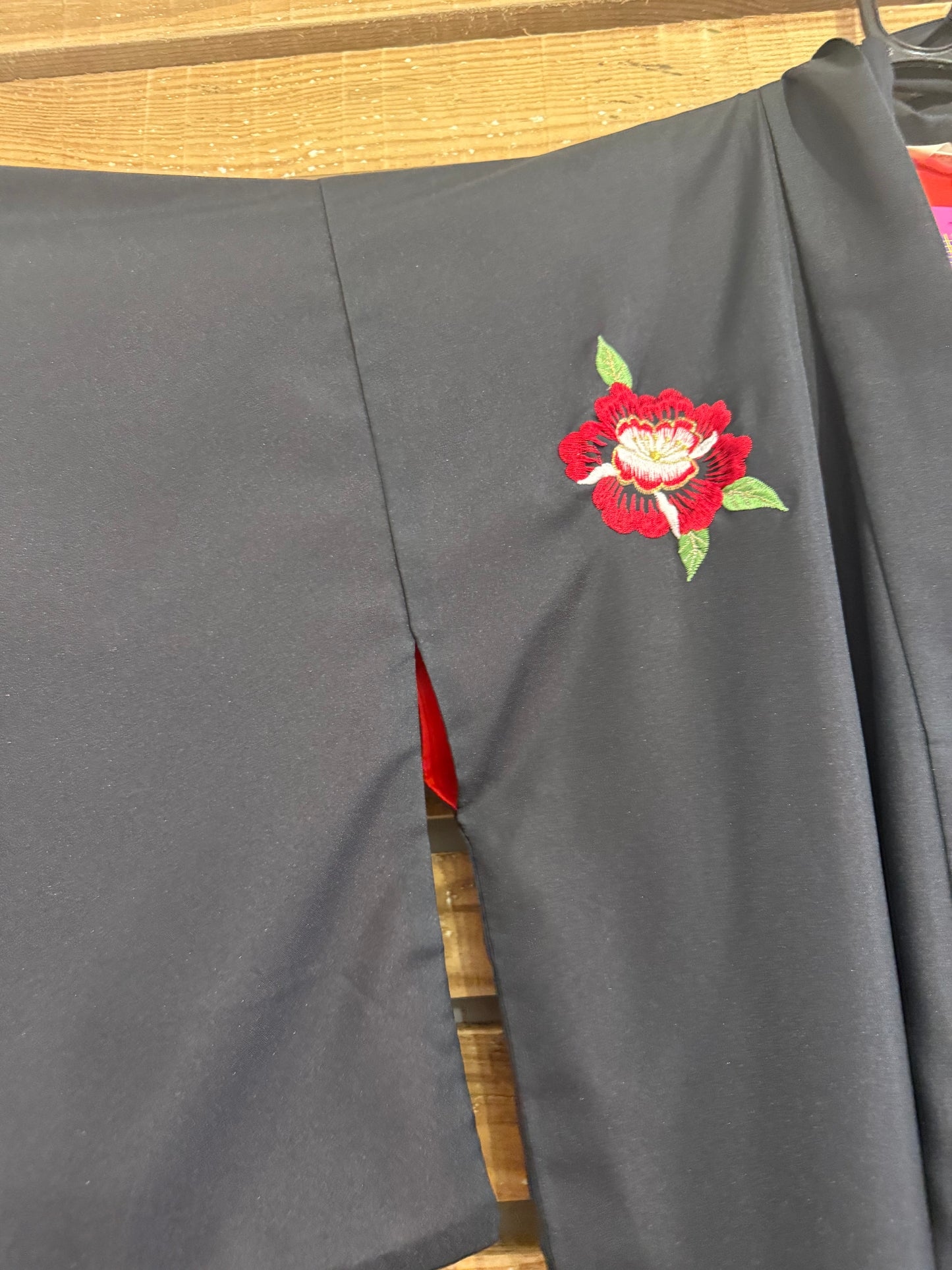 Vintage 70s embroidered peony floral kimono. Free sizing.