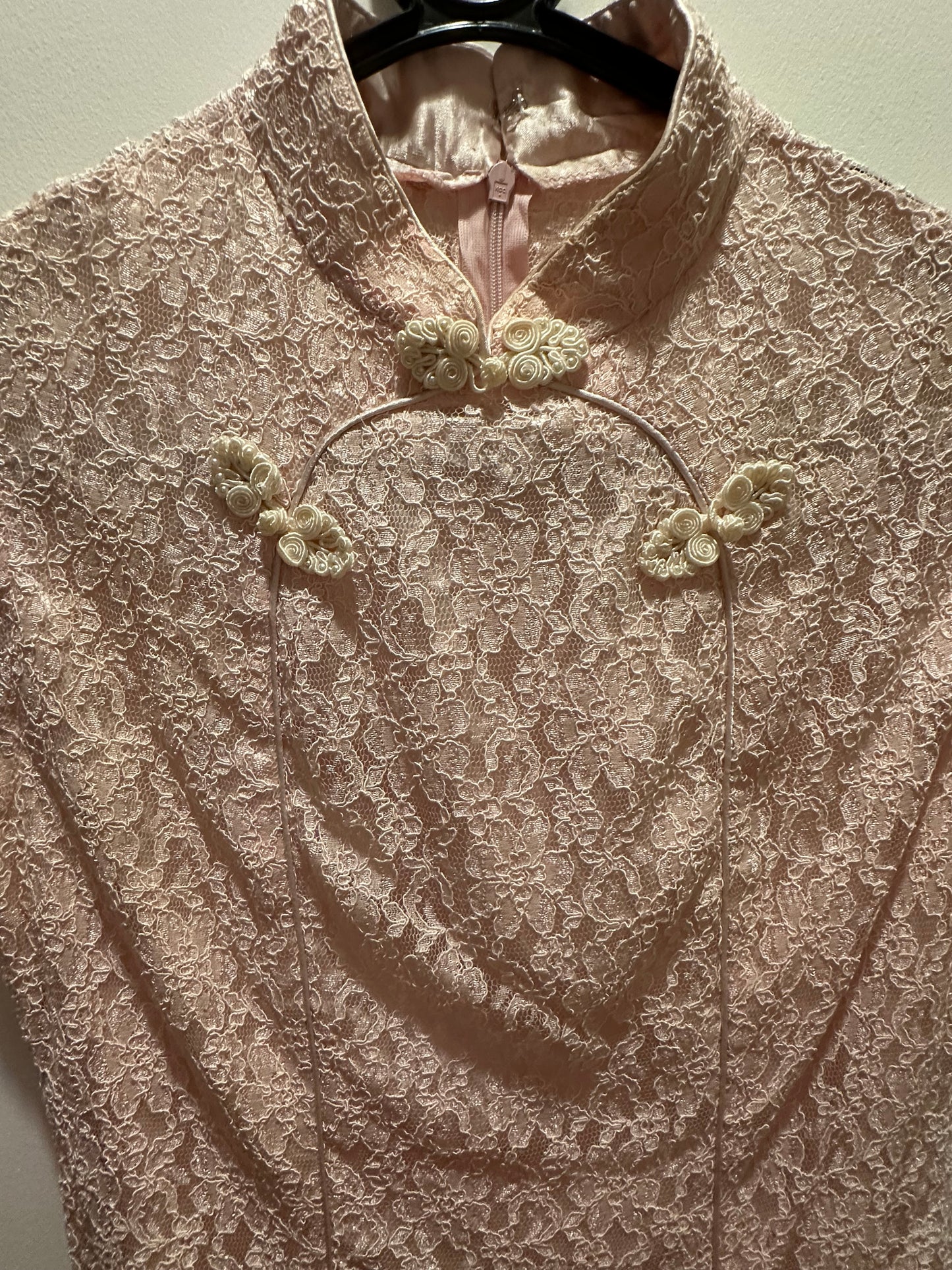 Vintage 90s Chinese cheongsam dress. Pink floral lace. Size 8-10.