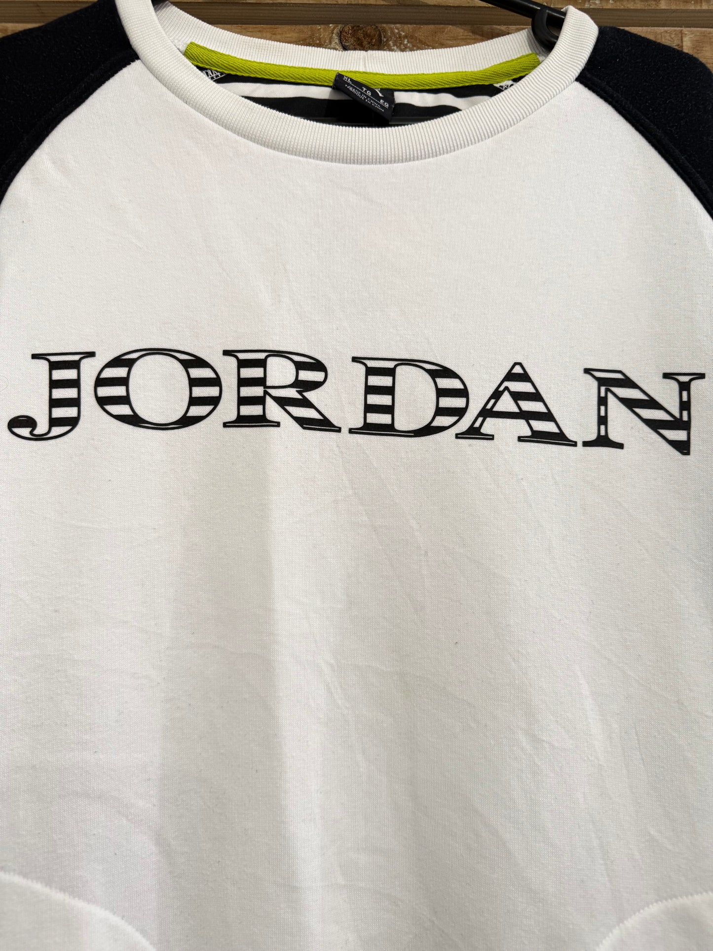 Vintage Y2K Nike Jordan spell-out sweater/ sweatshirt. Size XL.