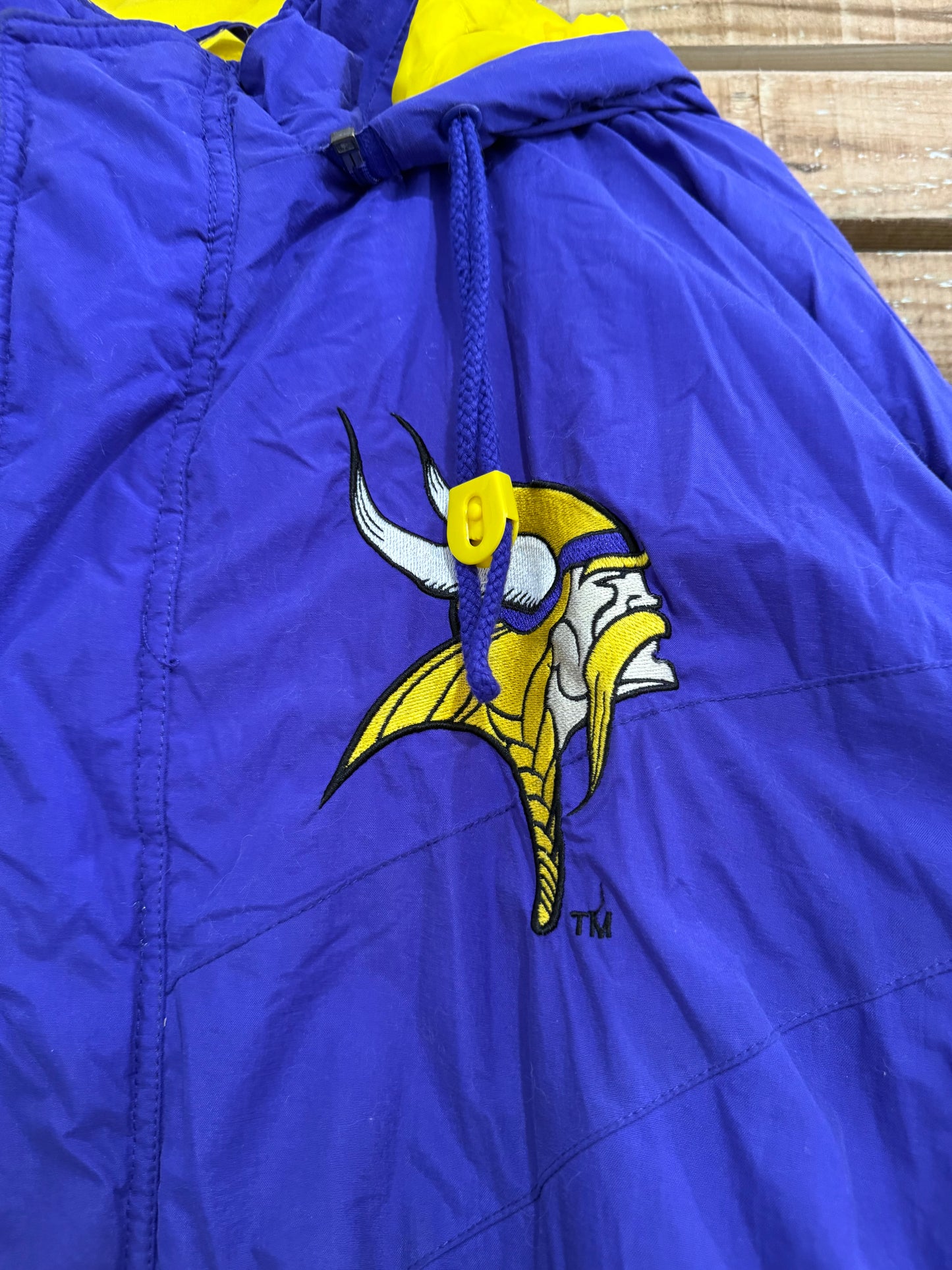 Vintage 90s NFL Apex Minnesota Vikings sports jacket/coat. Size XL