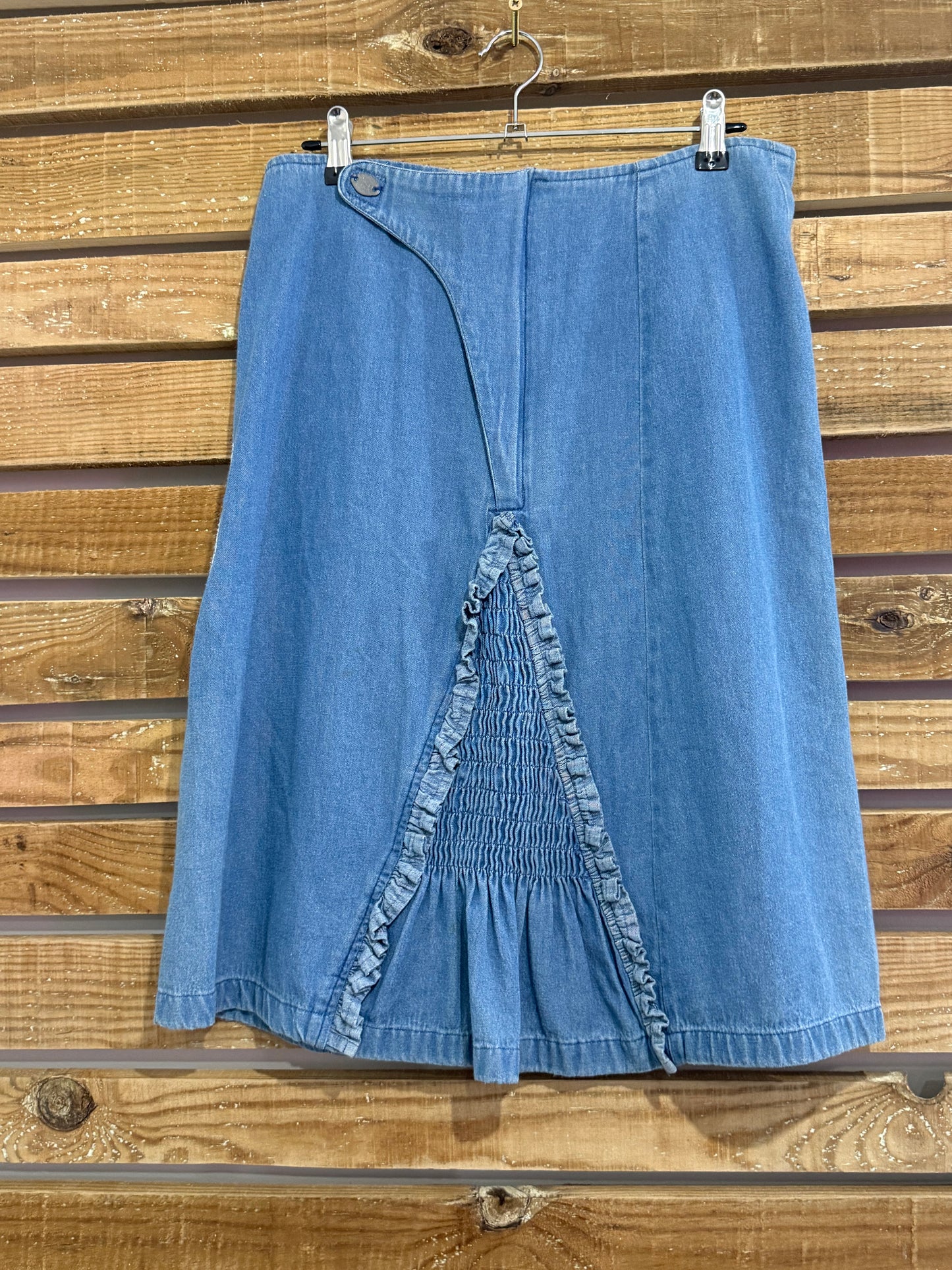 Vintage 90’s denim embroidered skirt. Size 10-12 31”waist.