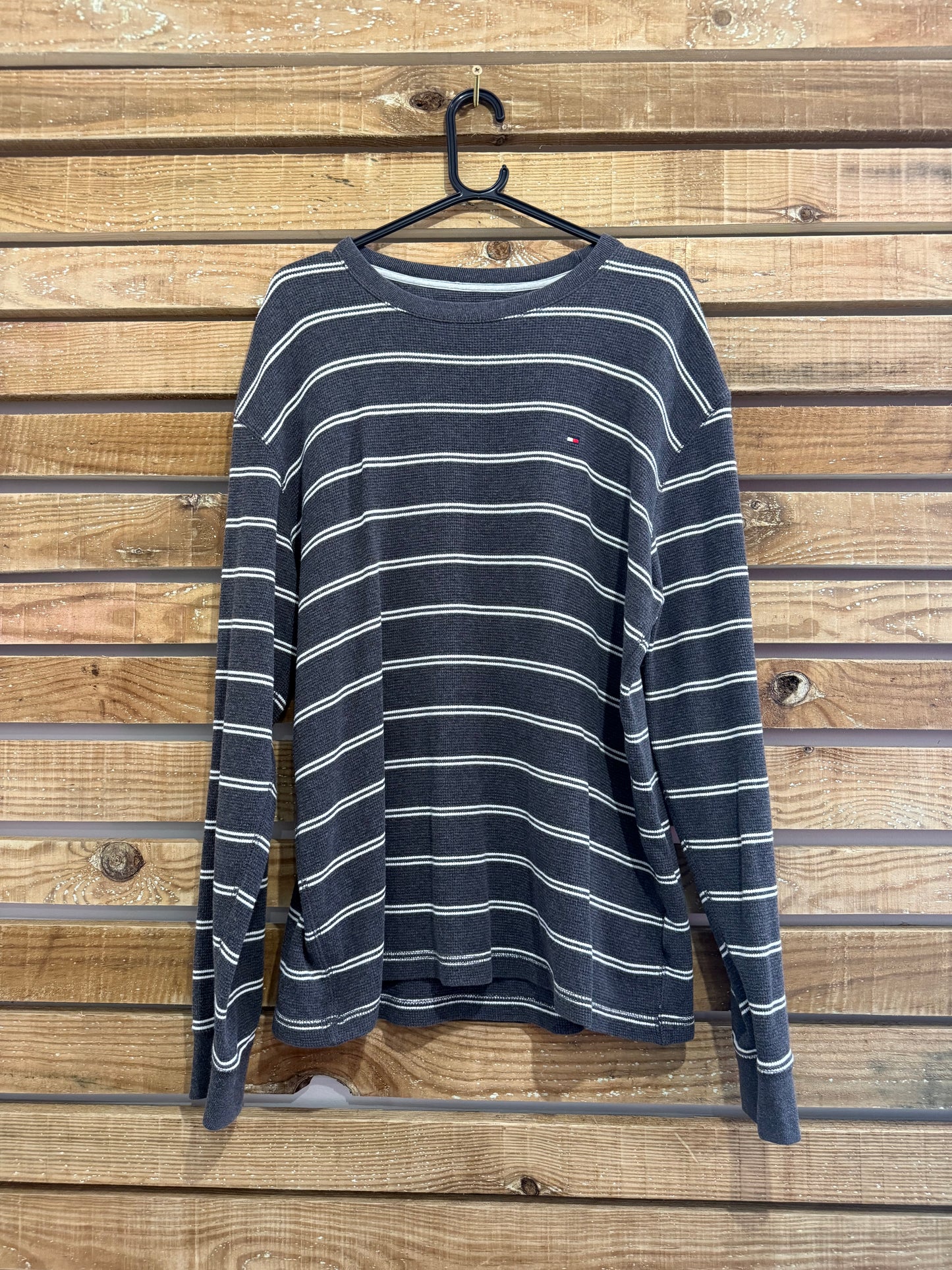 Vintage 90s Tommy Hilfiger jumper/ sweater. Grey. Size XL