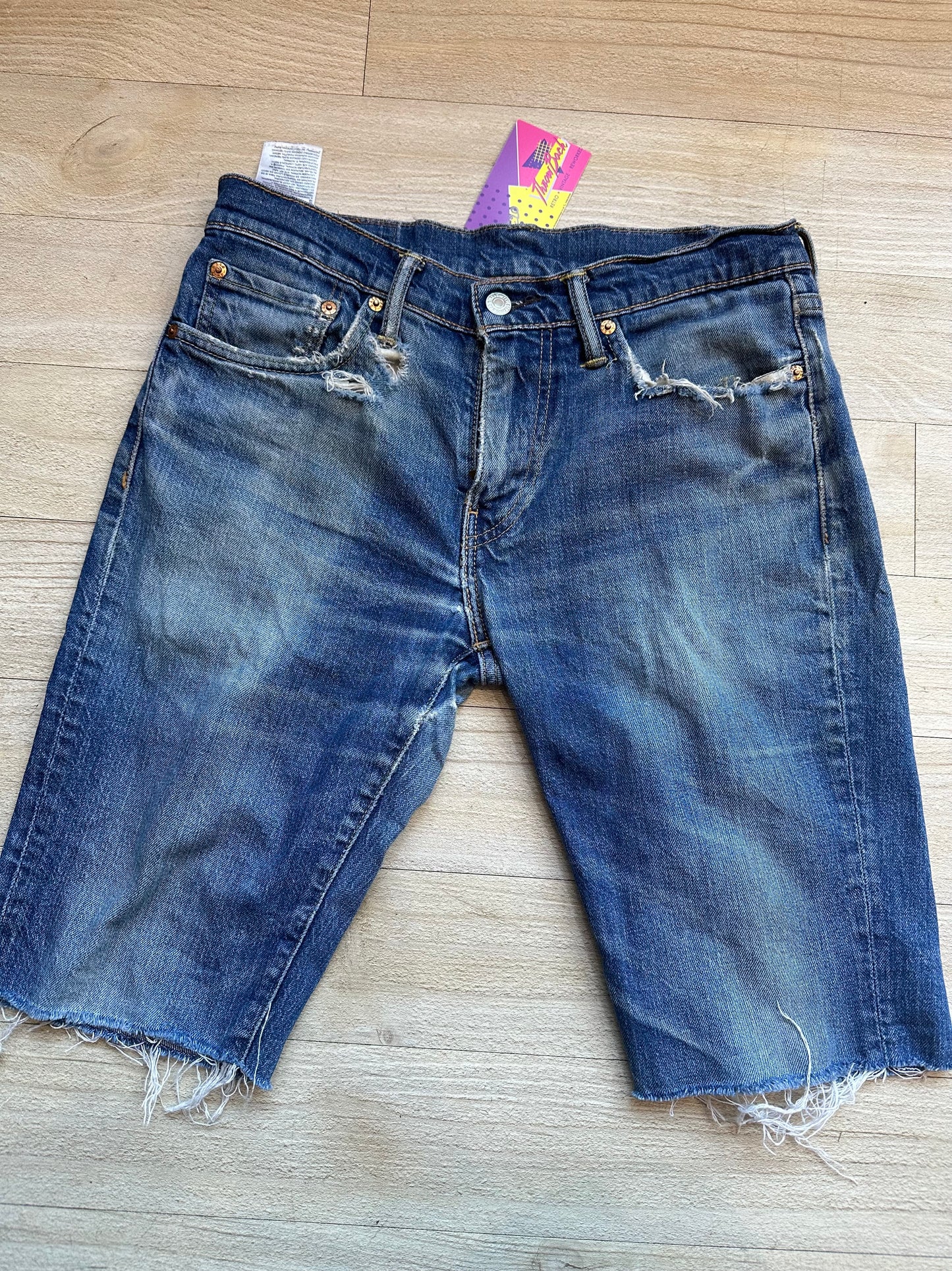 Vintage Y2K Levi’s denim mid wash blue shorts. 31”waist.