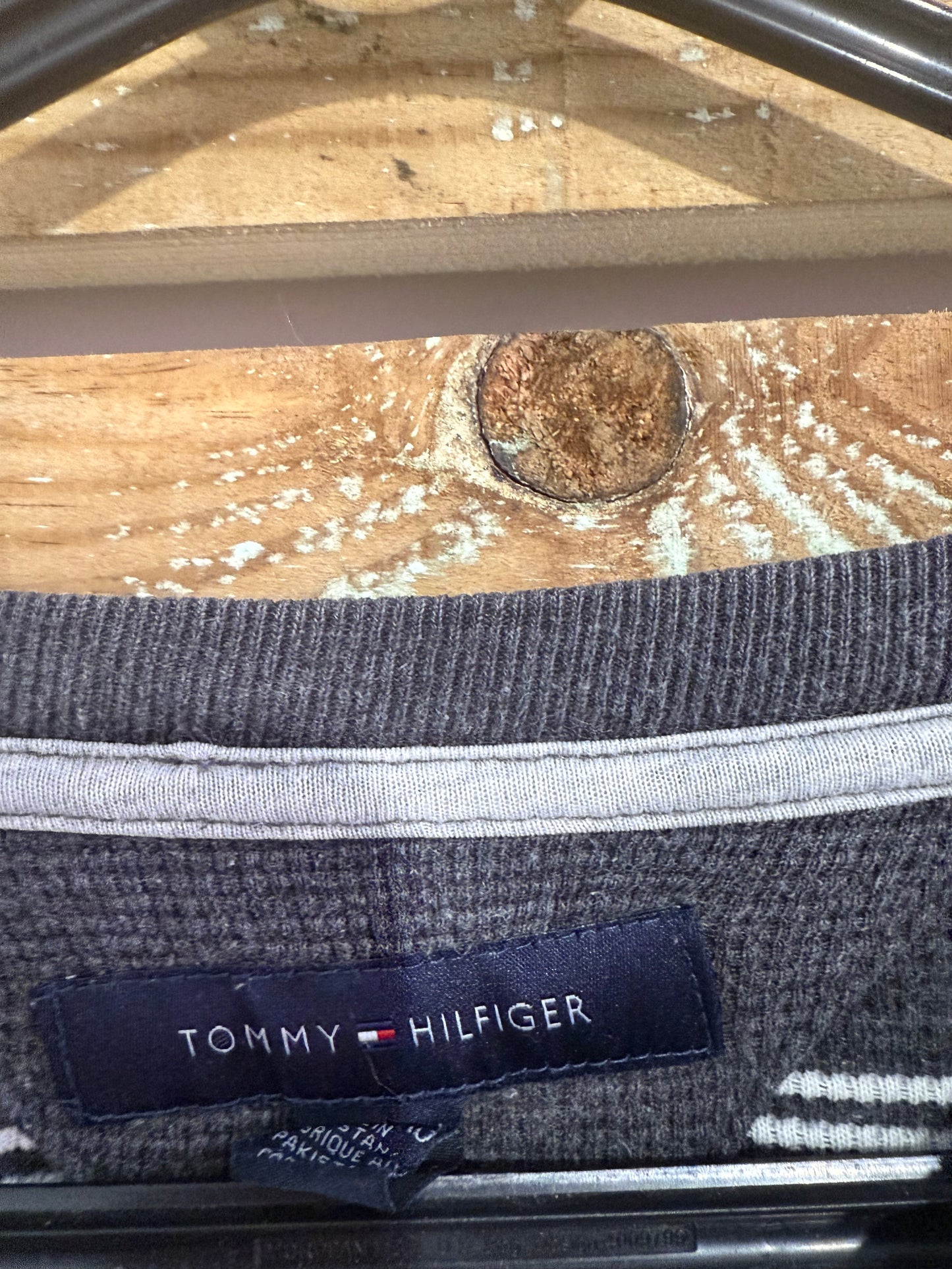 Vintage 90s Tommy Hilfiger jumper/ sweater. Grey. Size XL