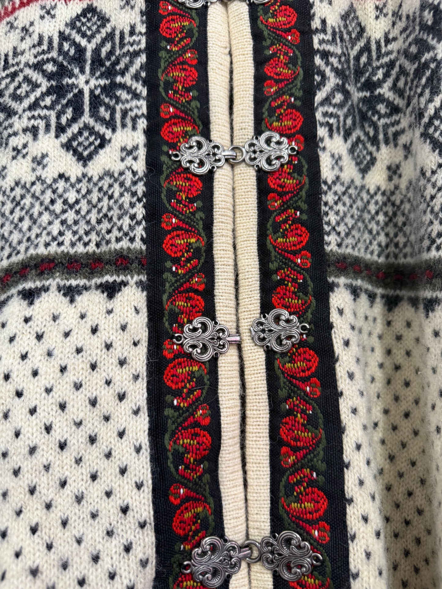Vintage 90s fair-isle Icelandic 100% wool cardigan with clasps. Size Medium
