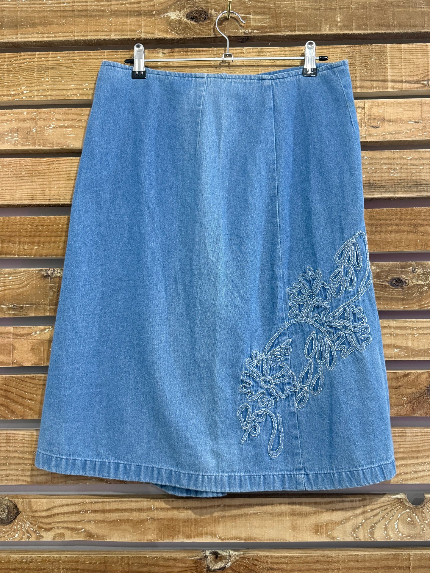 Vintage 90’s denim embroidered skirt. Size 10-12 31”waist.