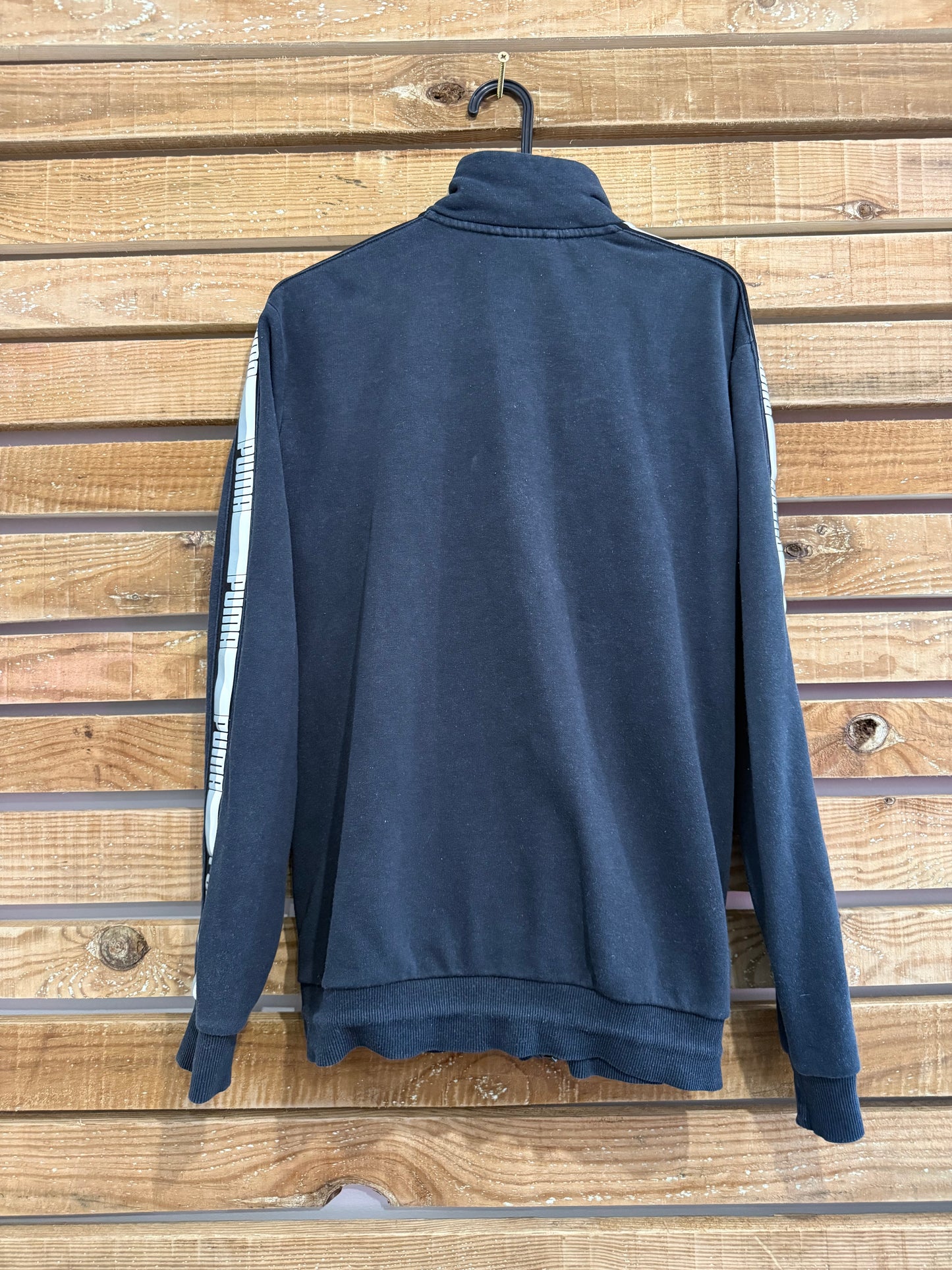Vintage Y2K Puma zip up sweater/ sweatshirt. Black. Size XL