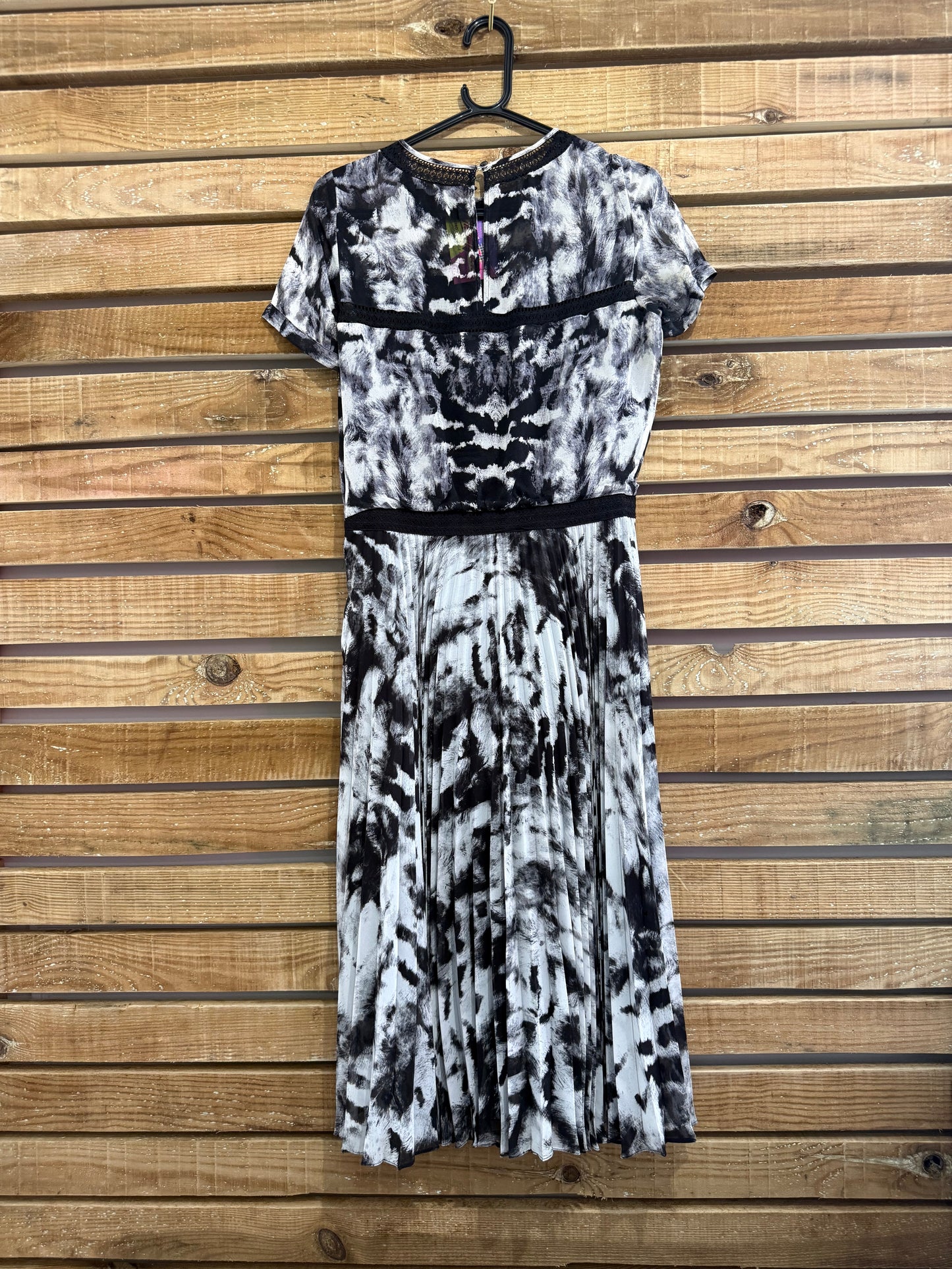 Karen Millen pleated pattern silk dress. Size UK10. Wedding/Party/Summer