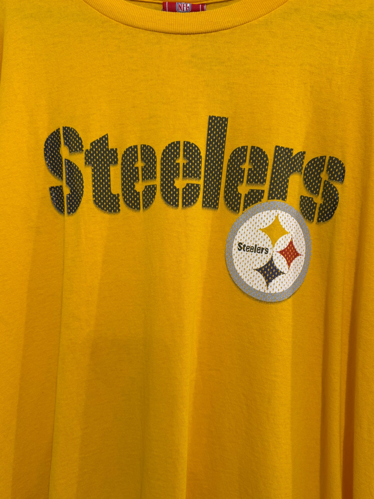 Vintage 90s Steelers NFL USA American spell-out football t-shirt. Size Large.