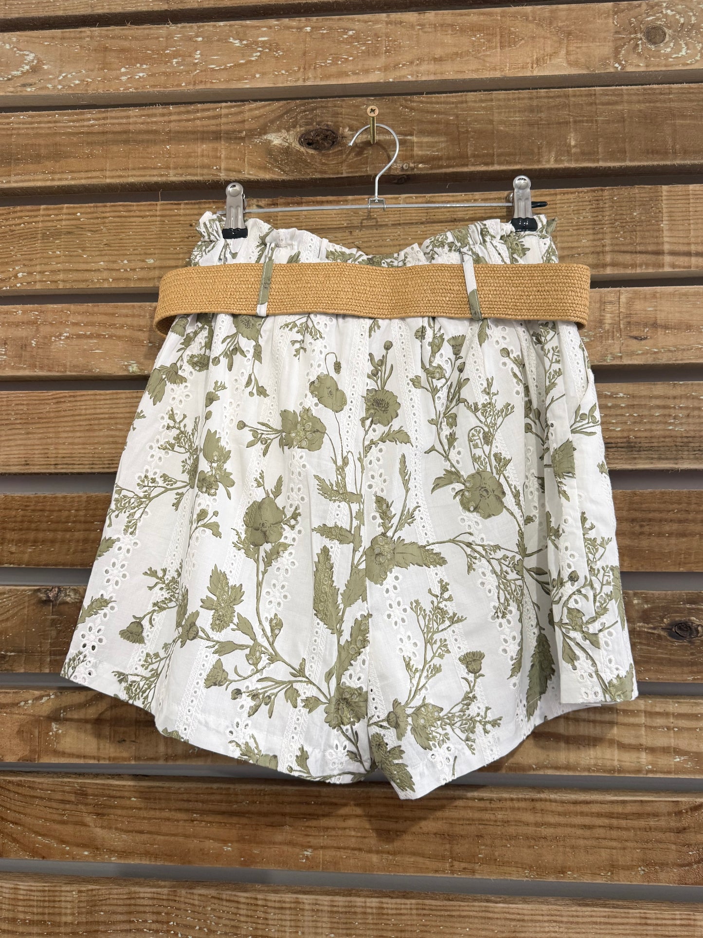 Zara floral broderie anglaise shorts with belt. Size Small. 24”-32” waist.