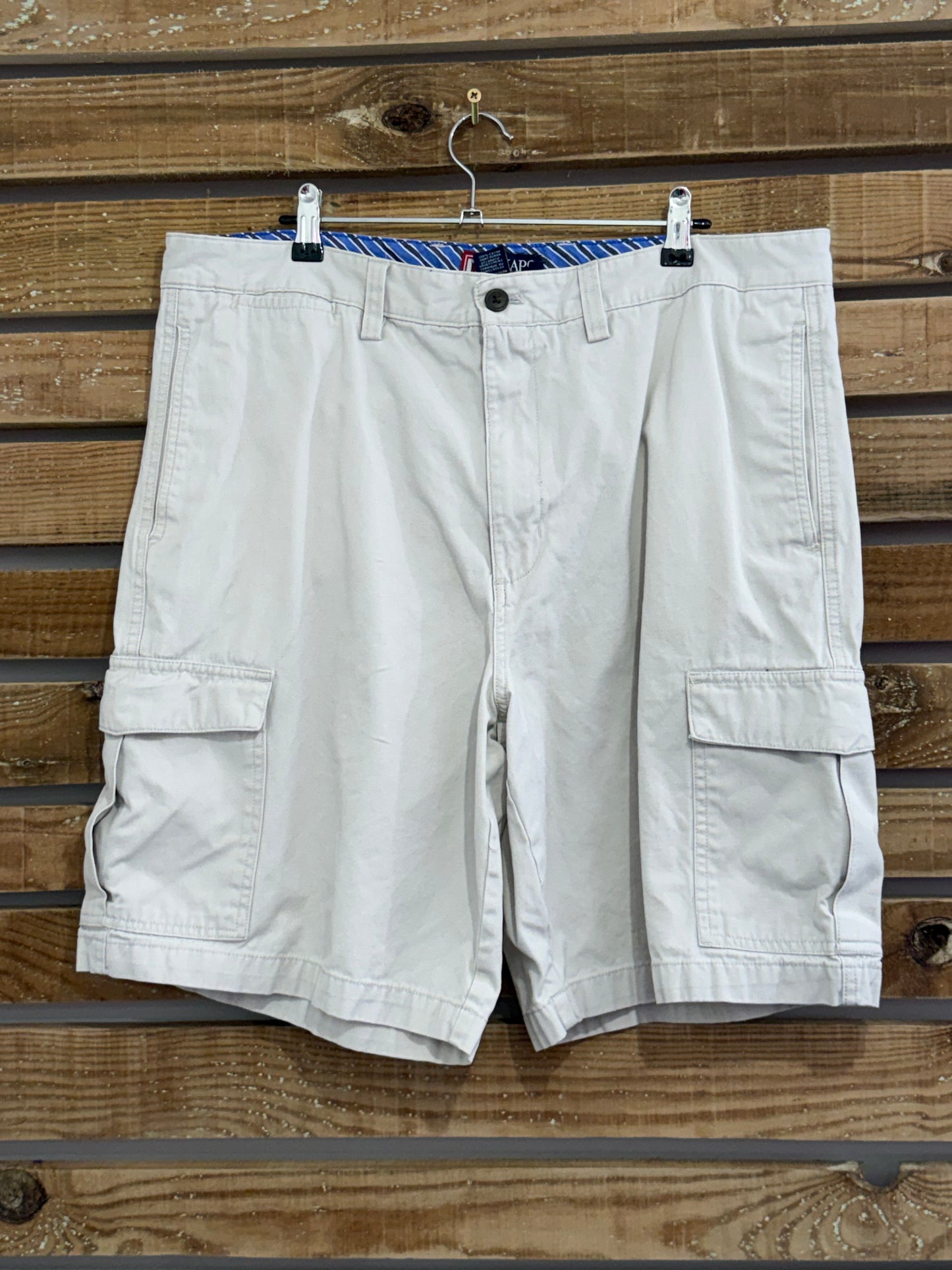Vintage 90s Chaps-Ralph Lauren cargo cotton shorts. 38” waist. Beige. Golf/summer/holiday.