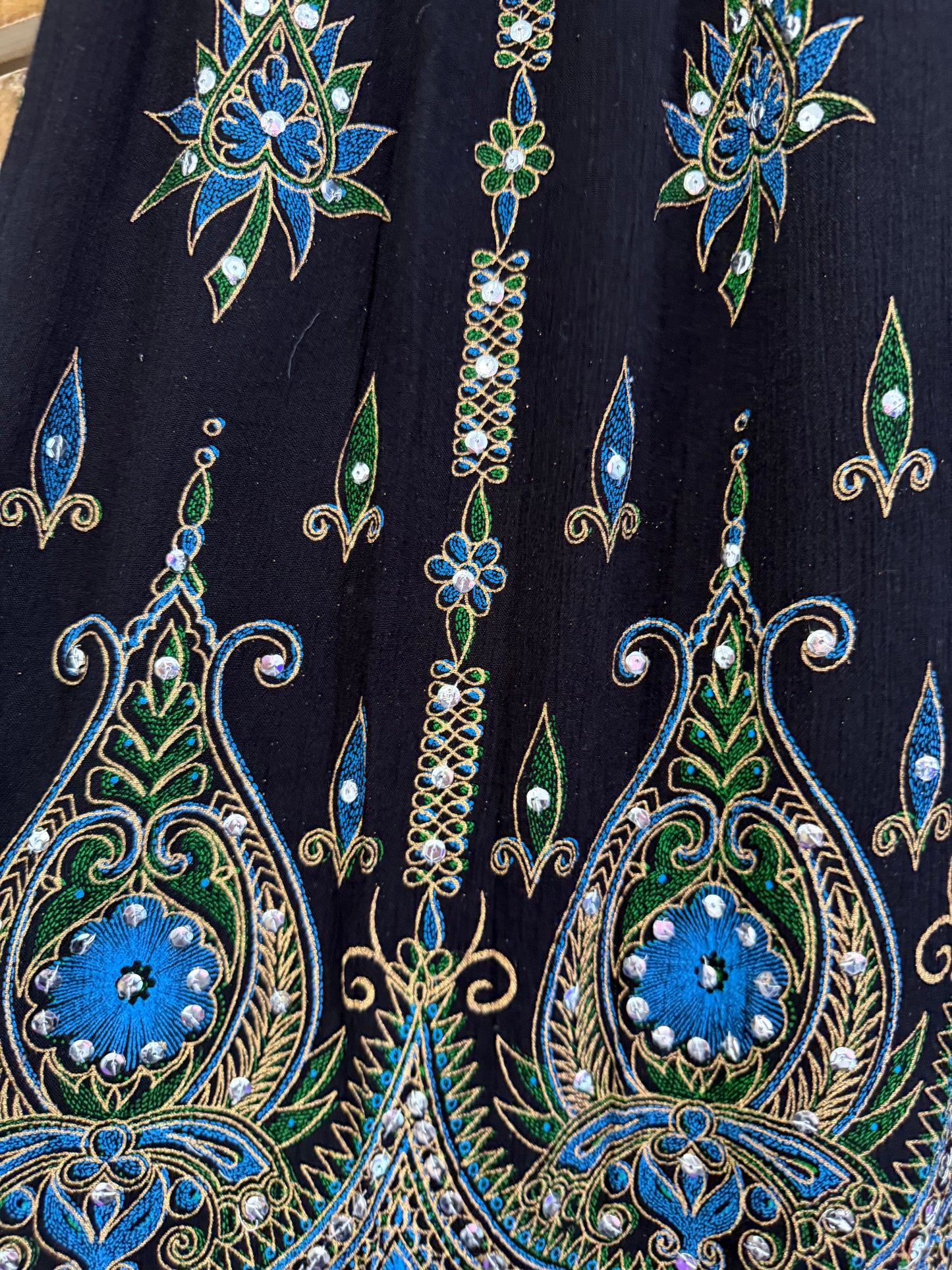 Vintage 90s Indian Boho embroidered skirt. Hippy. Free sizing.