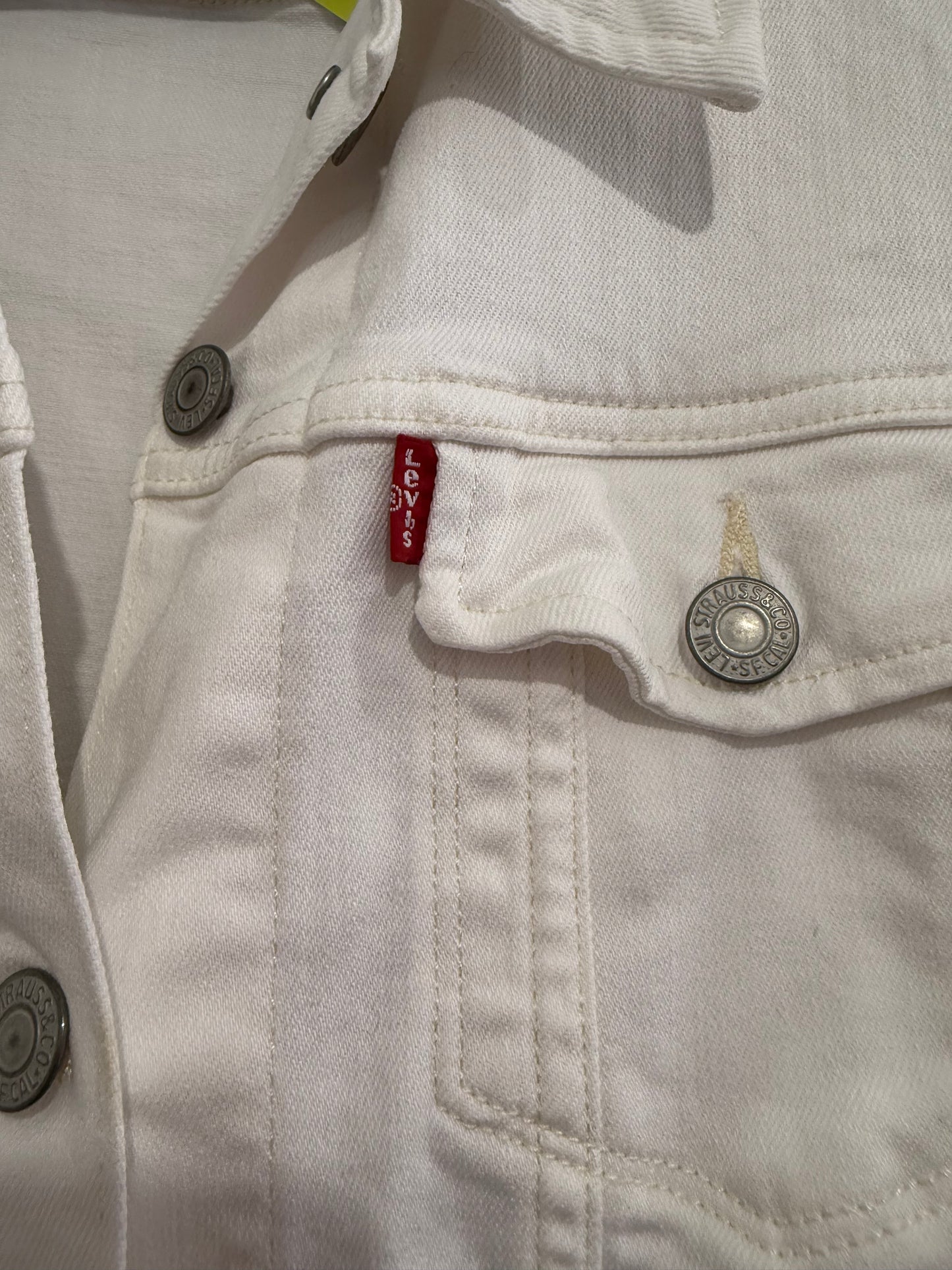 Vintage Y2K Levi’s white denim jacket. Size Large