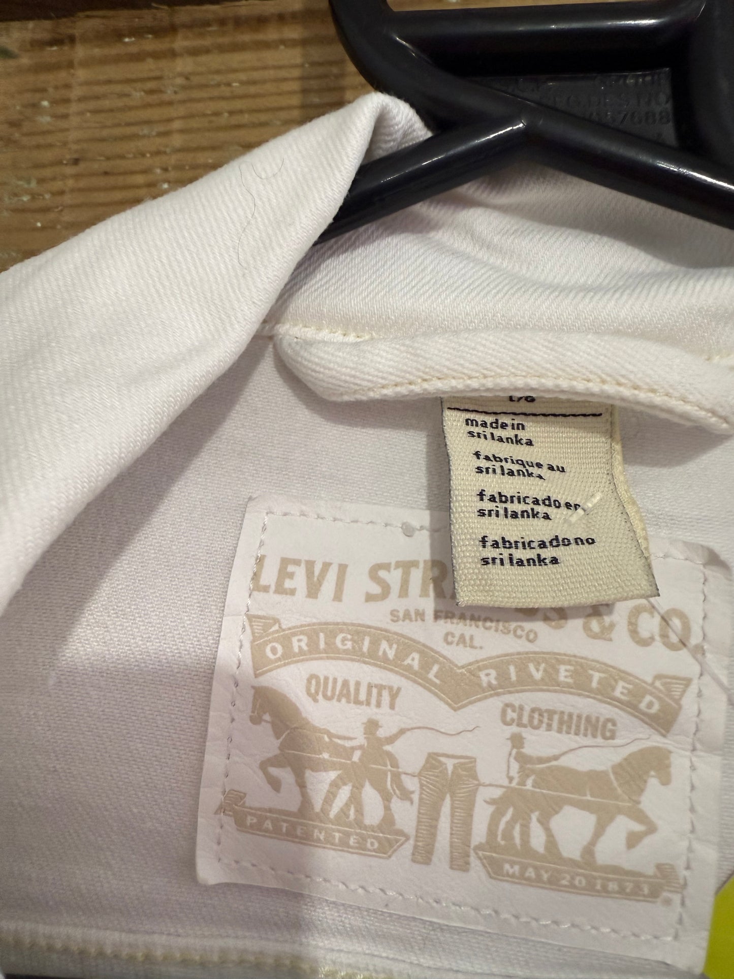 Vintage Y2K Levi’s white denim jacket. Size Large