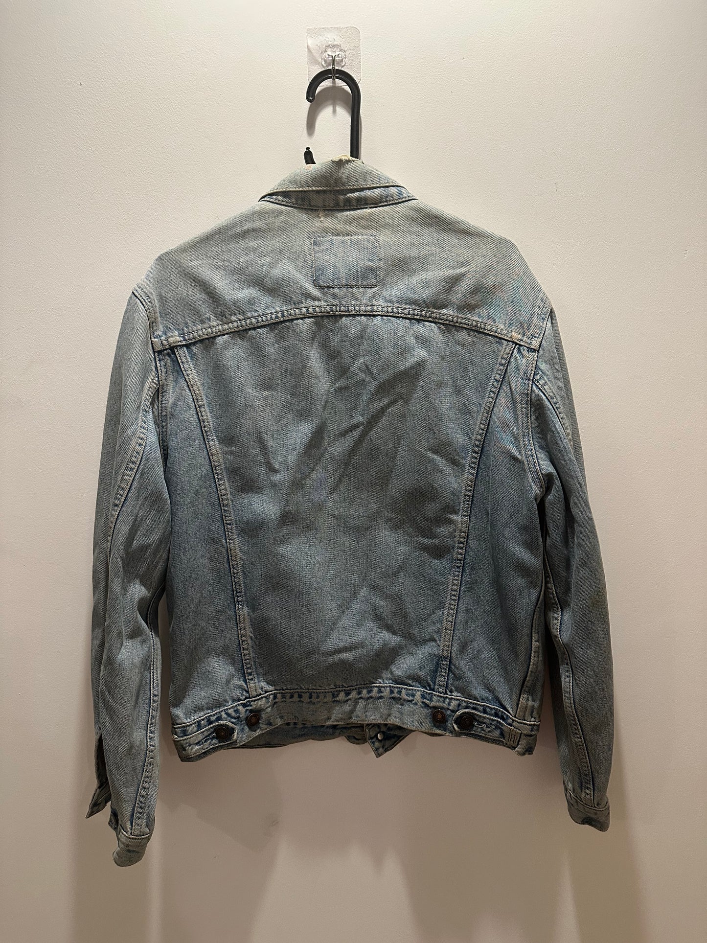 Vintage 90s Levi’s light blue denim jacket. Size medium.