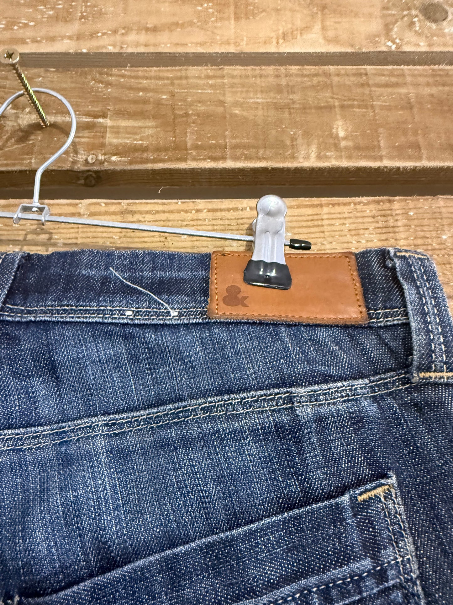 Vintage Y2K flared low rise jeans. Pocket detail. Size UK8-10 30” waist. 34” leg.