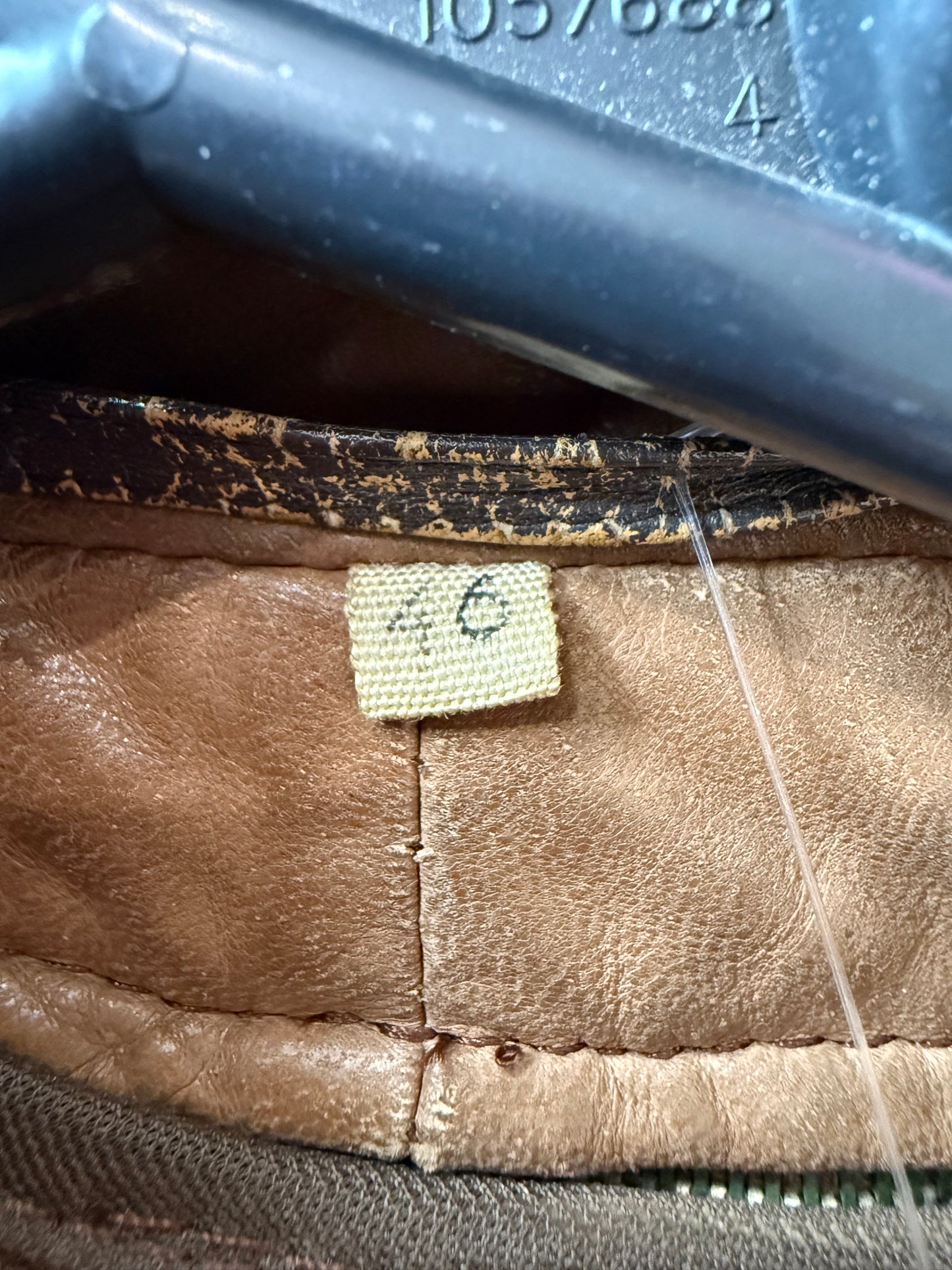 Vintage 70s sheepskin leather coat. Brown shearling. Size Medium.