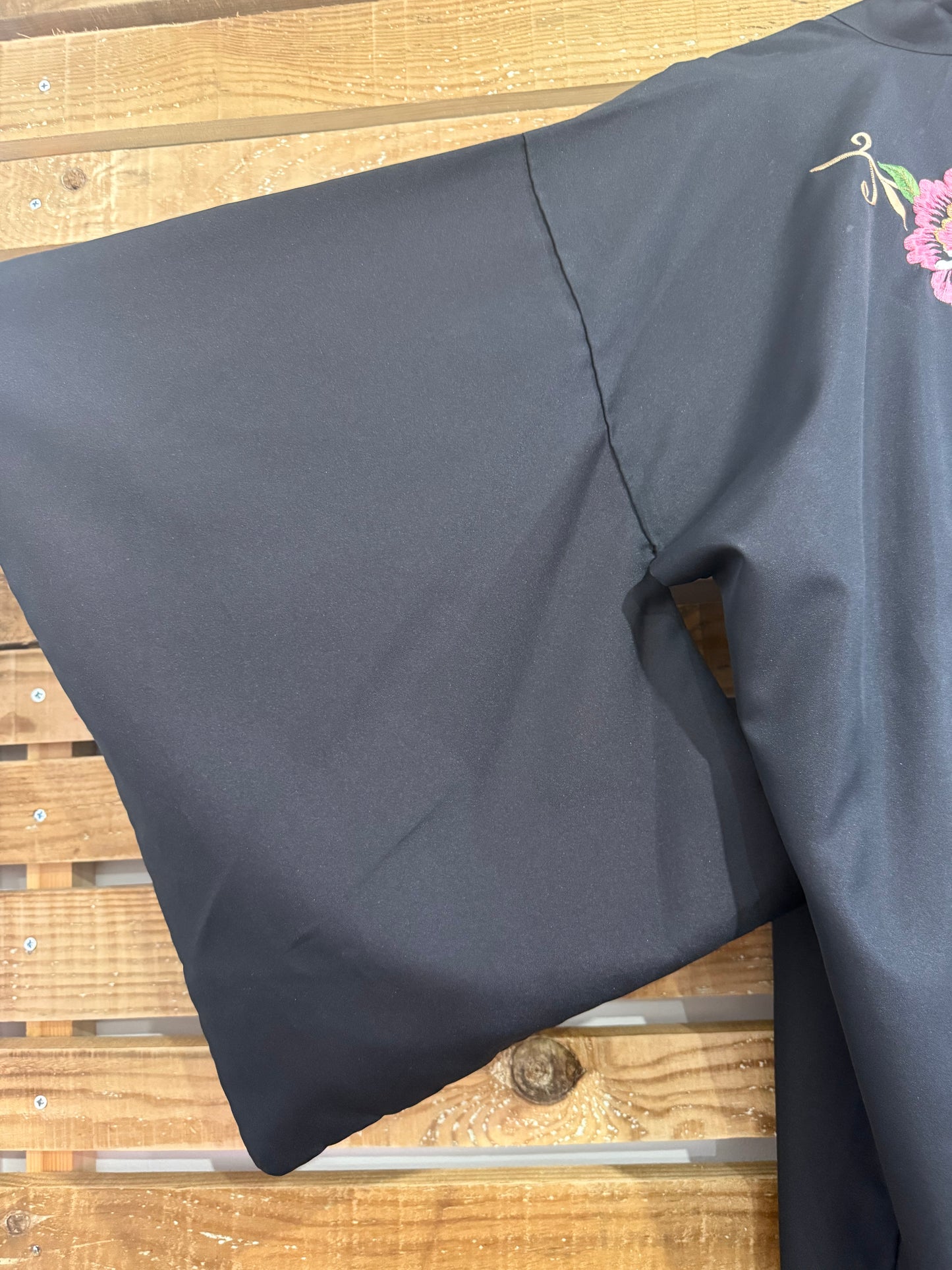 Vintage 70s embroidered peony floral kimono. Free sizing.