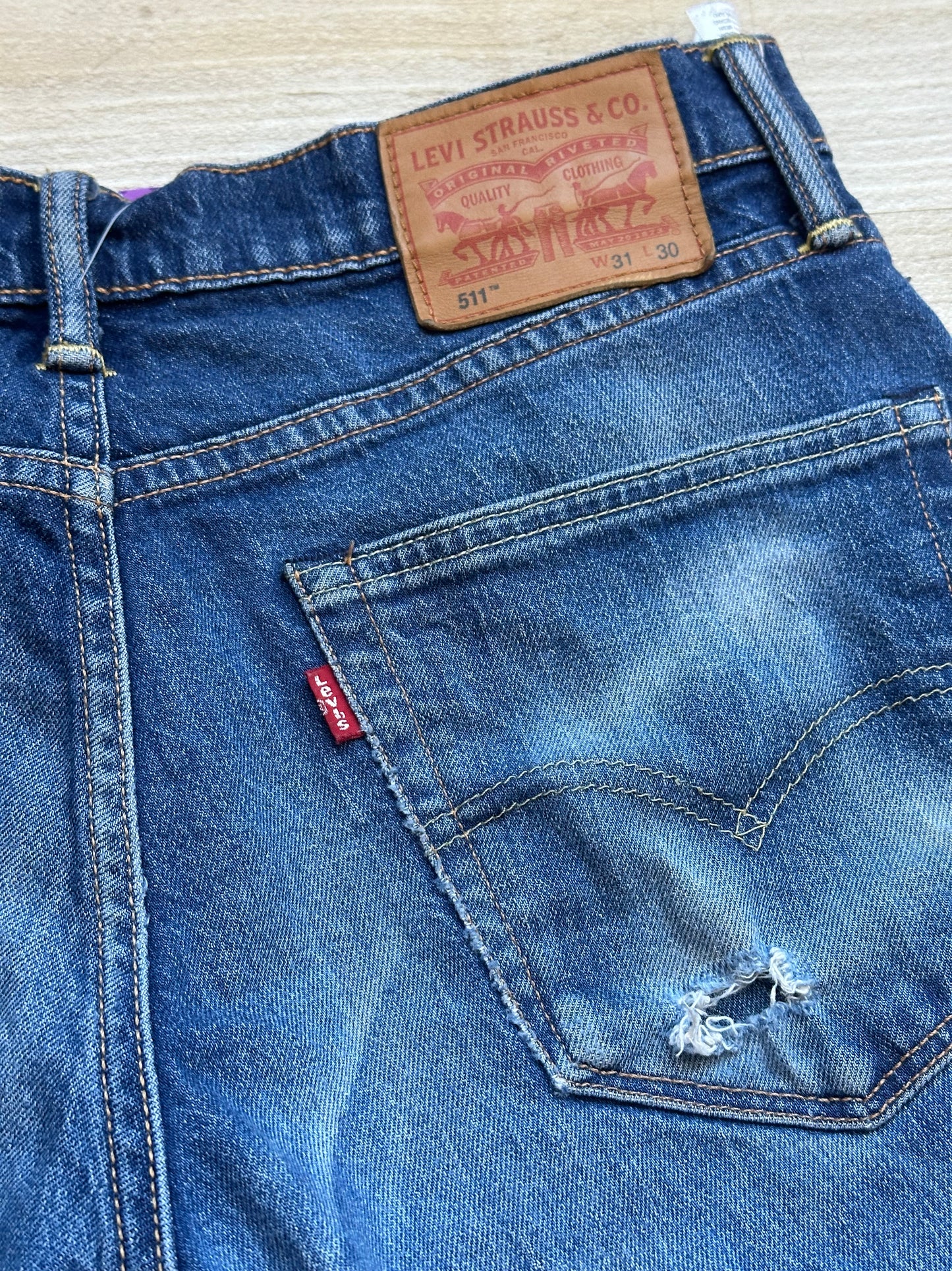 Vintage Y2K Levi’s denim mid wash blue shorts. 31”waist.
