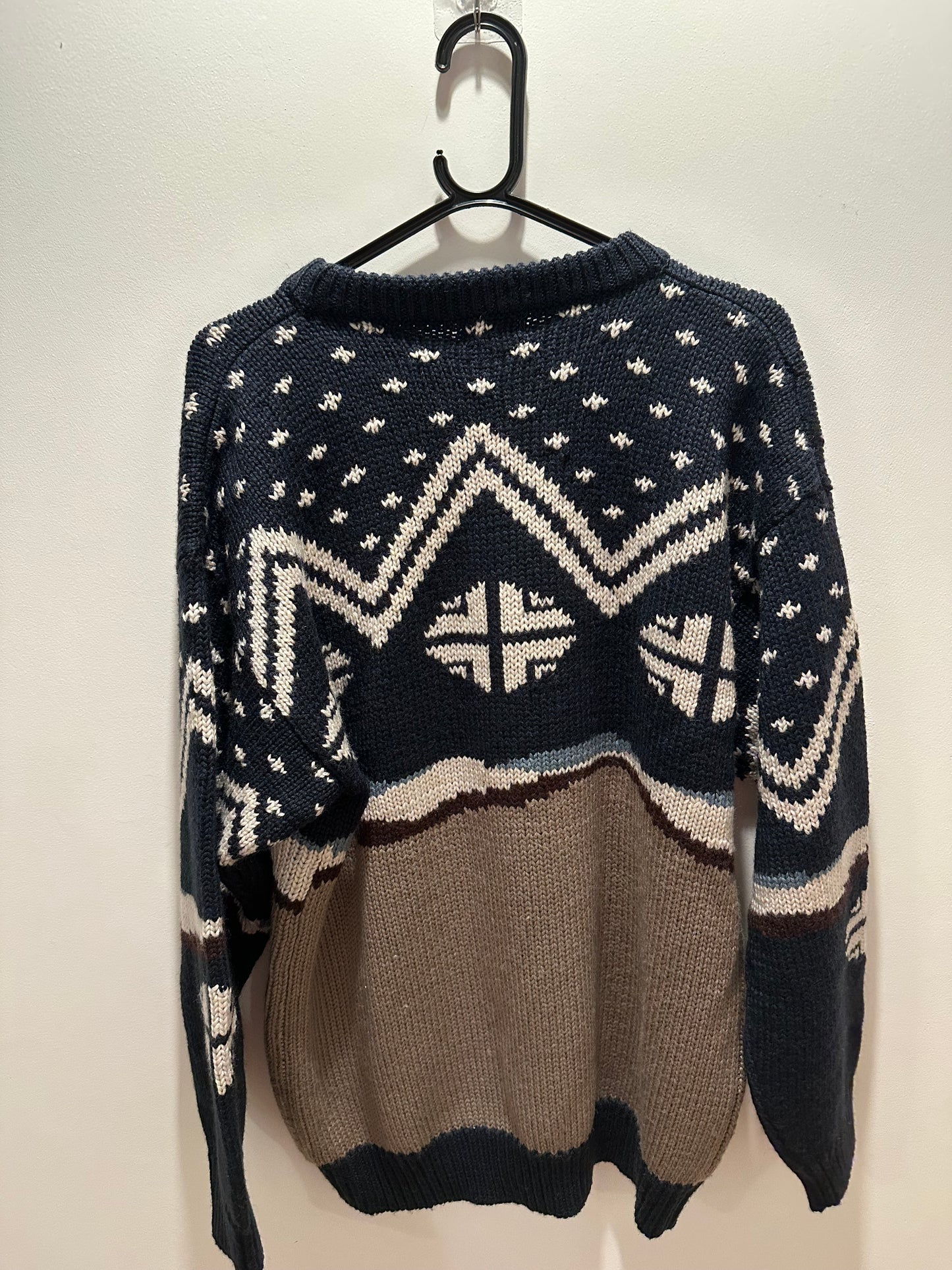 Vintage 80s Deadstock BNWT Animal Motif 100% wool jumper. Size Medium