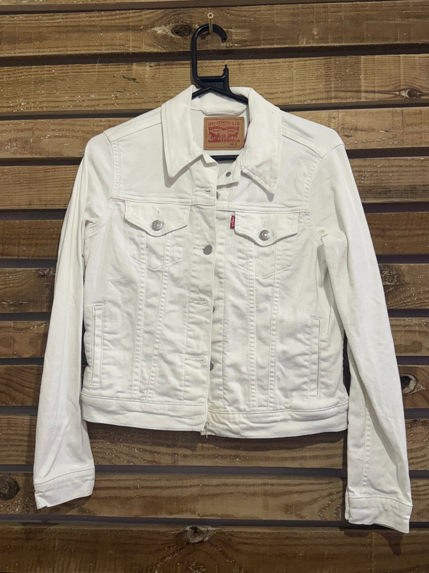 Vintage Y2K Levi’s white denim jacket. Size small