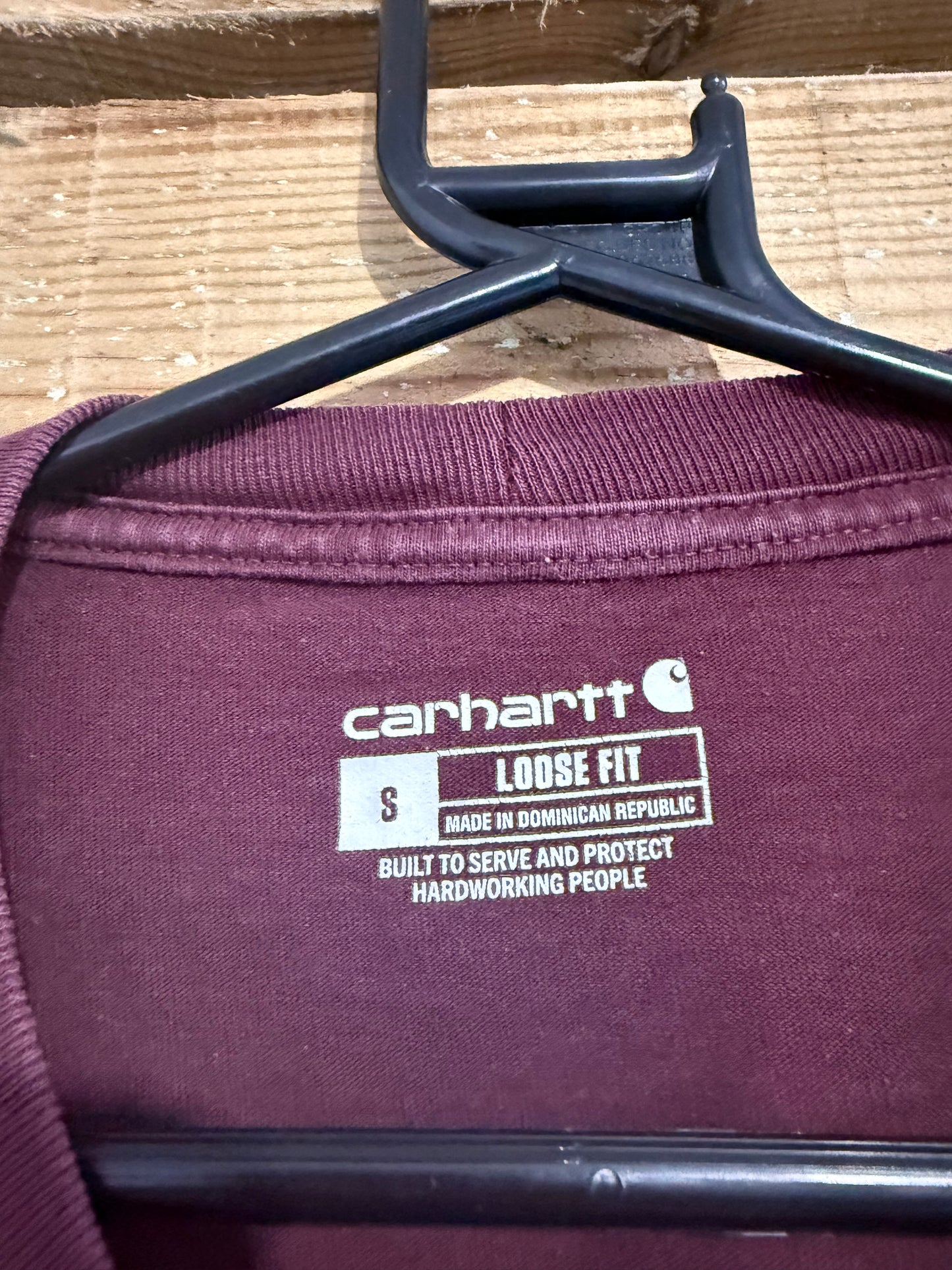 Carhartt logo pocket t-shirt. Burgundy. Workwear/ cowboy/ USA. Size Small.