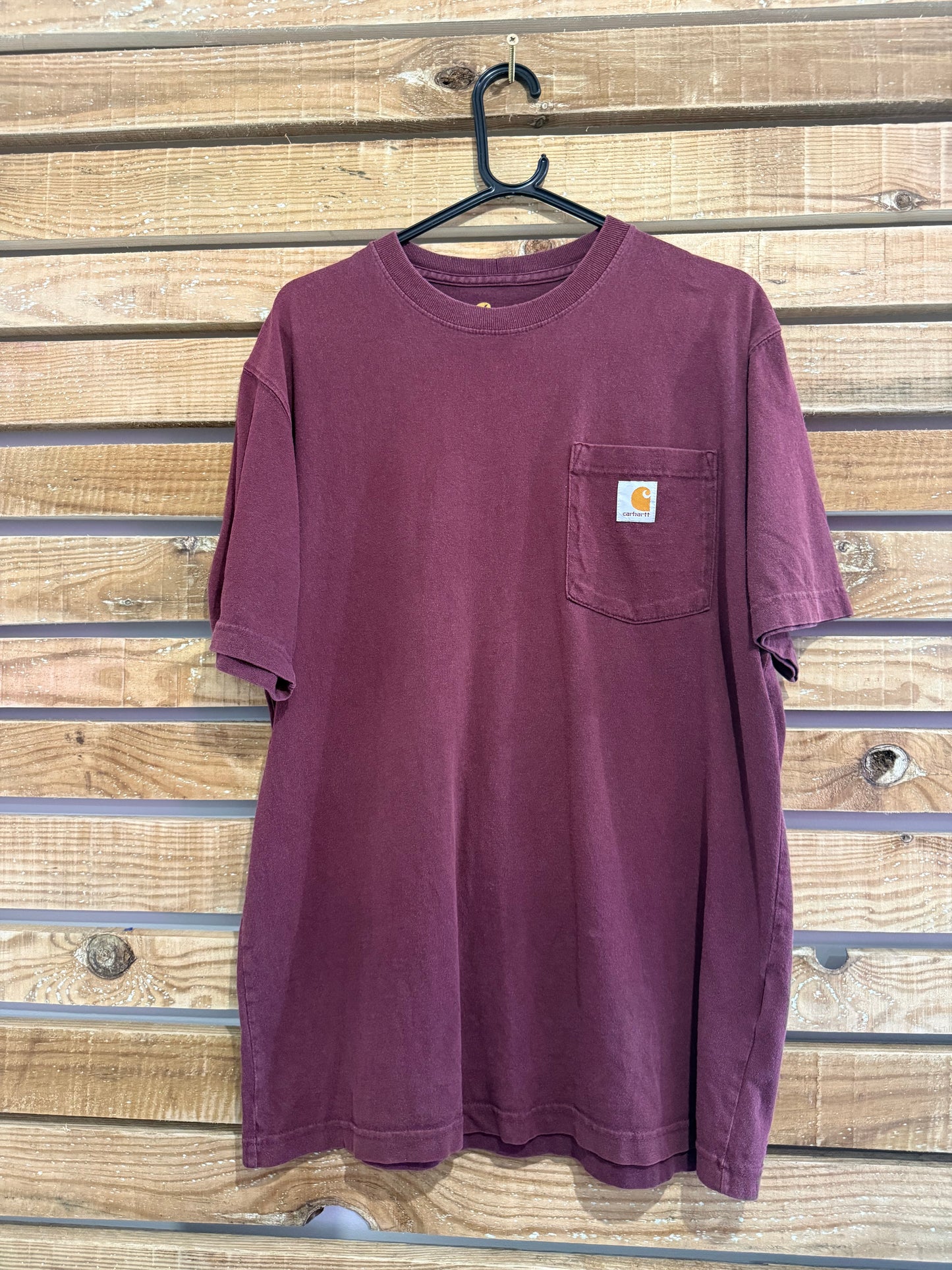 Carhartt logo pocket t-shirt. Burgundy. Workwear/ cowboy/ USA. Size medium.