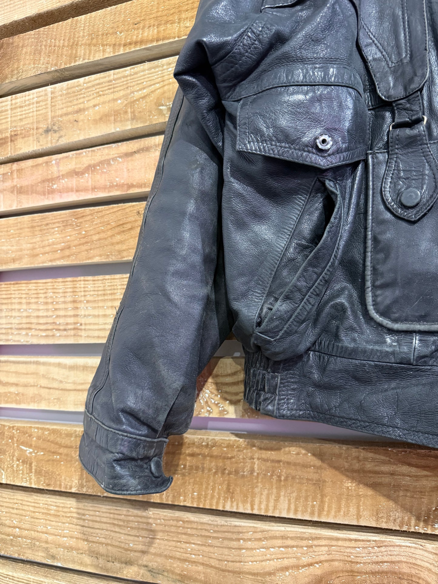 Vintage 80s leather biker bomber jacket. Black. Size Large.