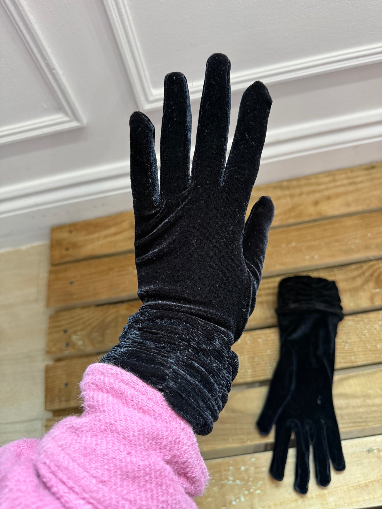 Vintage 80s Velvet/velour gloves. Halloween/ evening/ Christmas. Black.