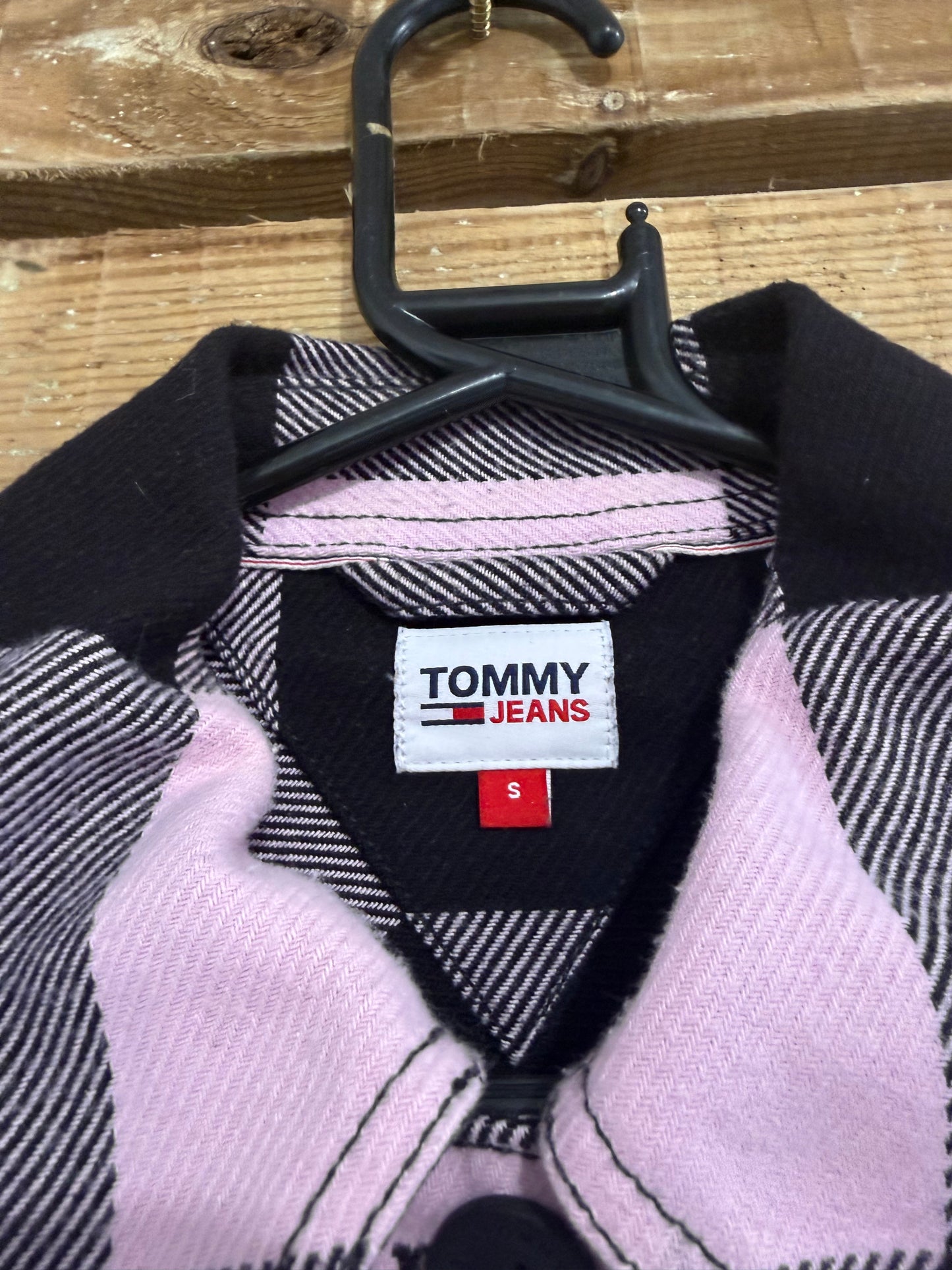 Tommy Hilfiger cropped checked/ plaid button up shirt/ shacket/ jacket. Size Small.