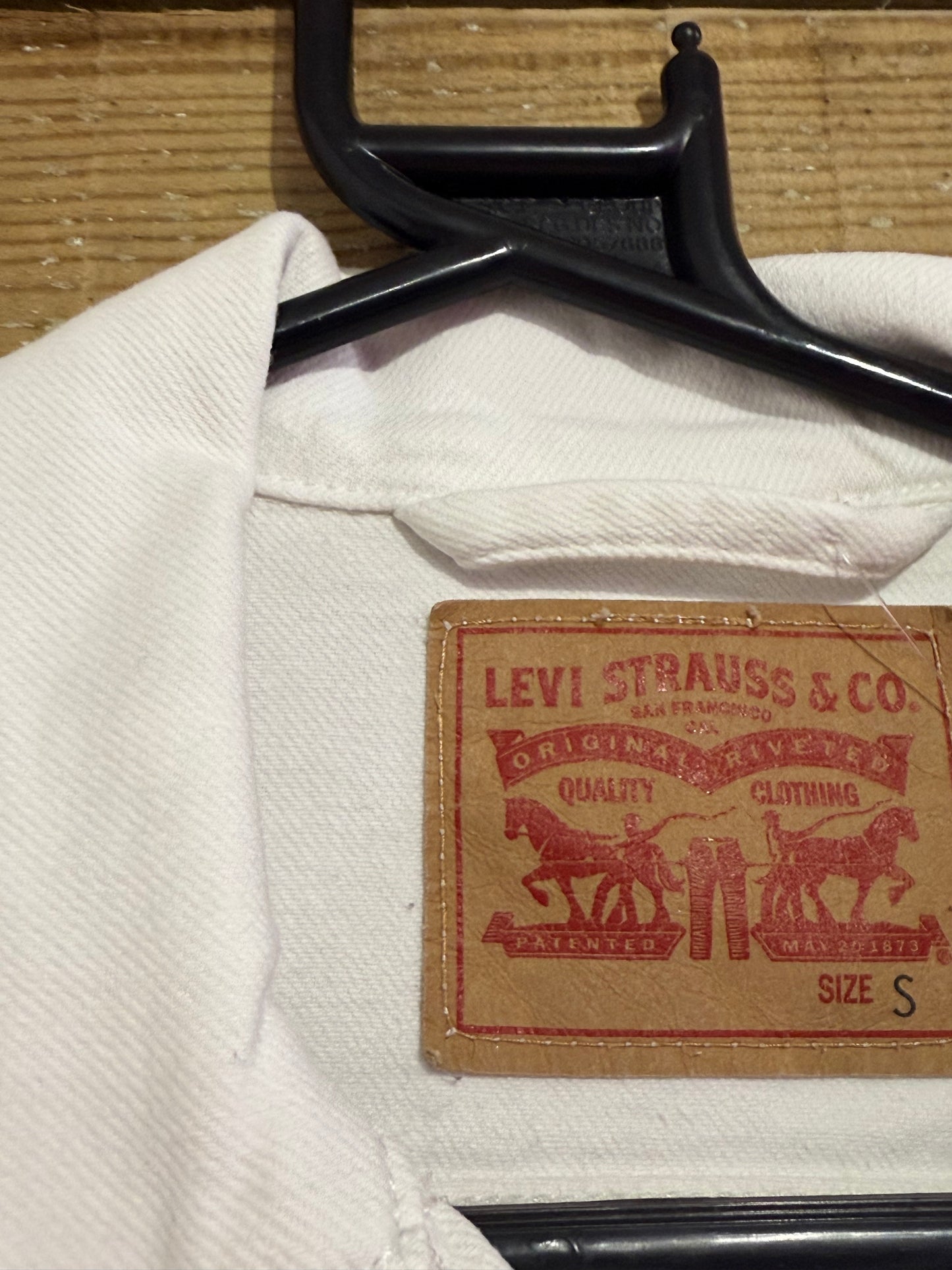 Vintage Y2K Levi’s white denim jacket. Size small