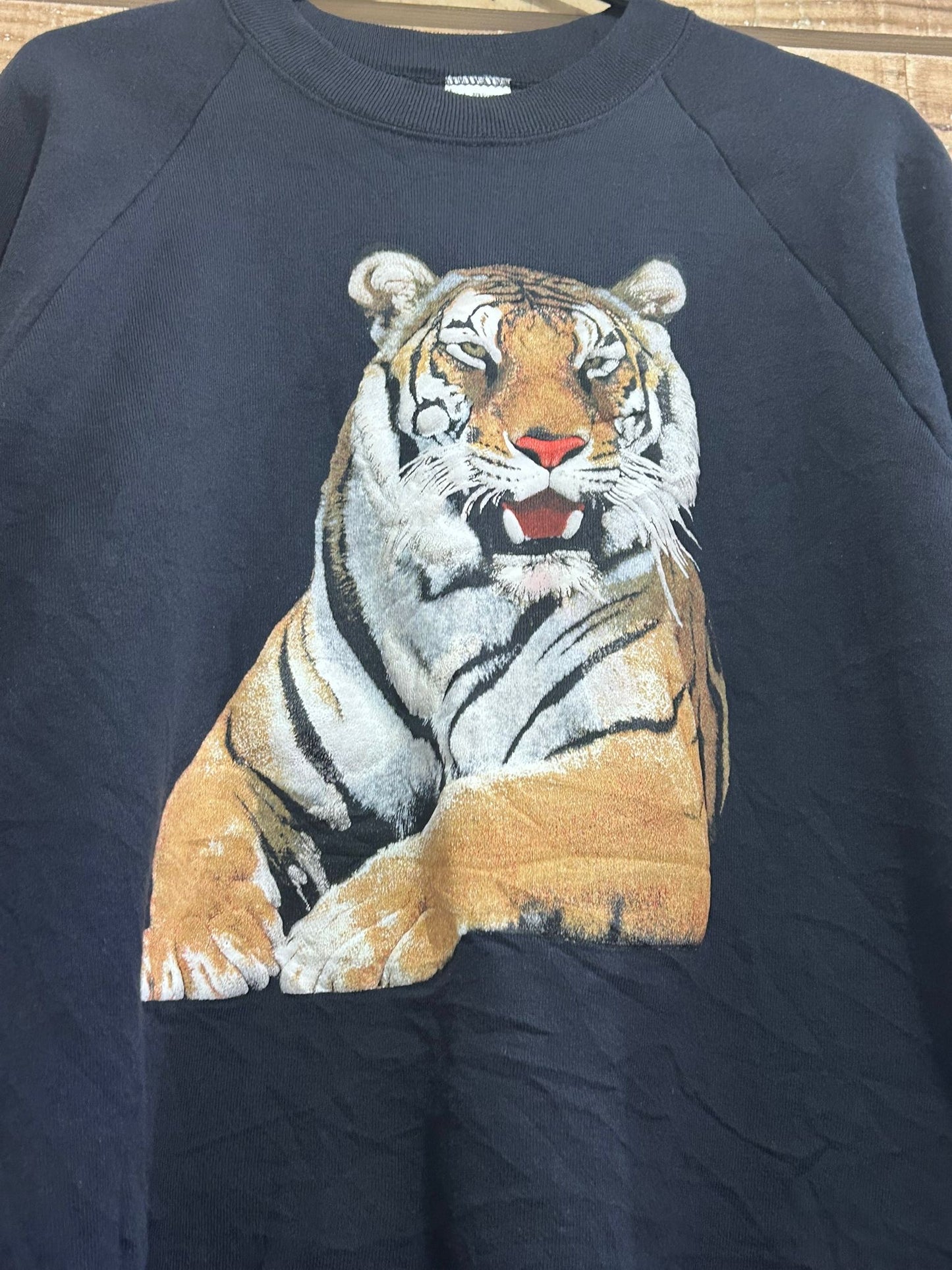 Vintage 90s American tiger animal motif sweater/ sweatshirt. USA. Black. Size Large