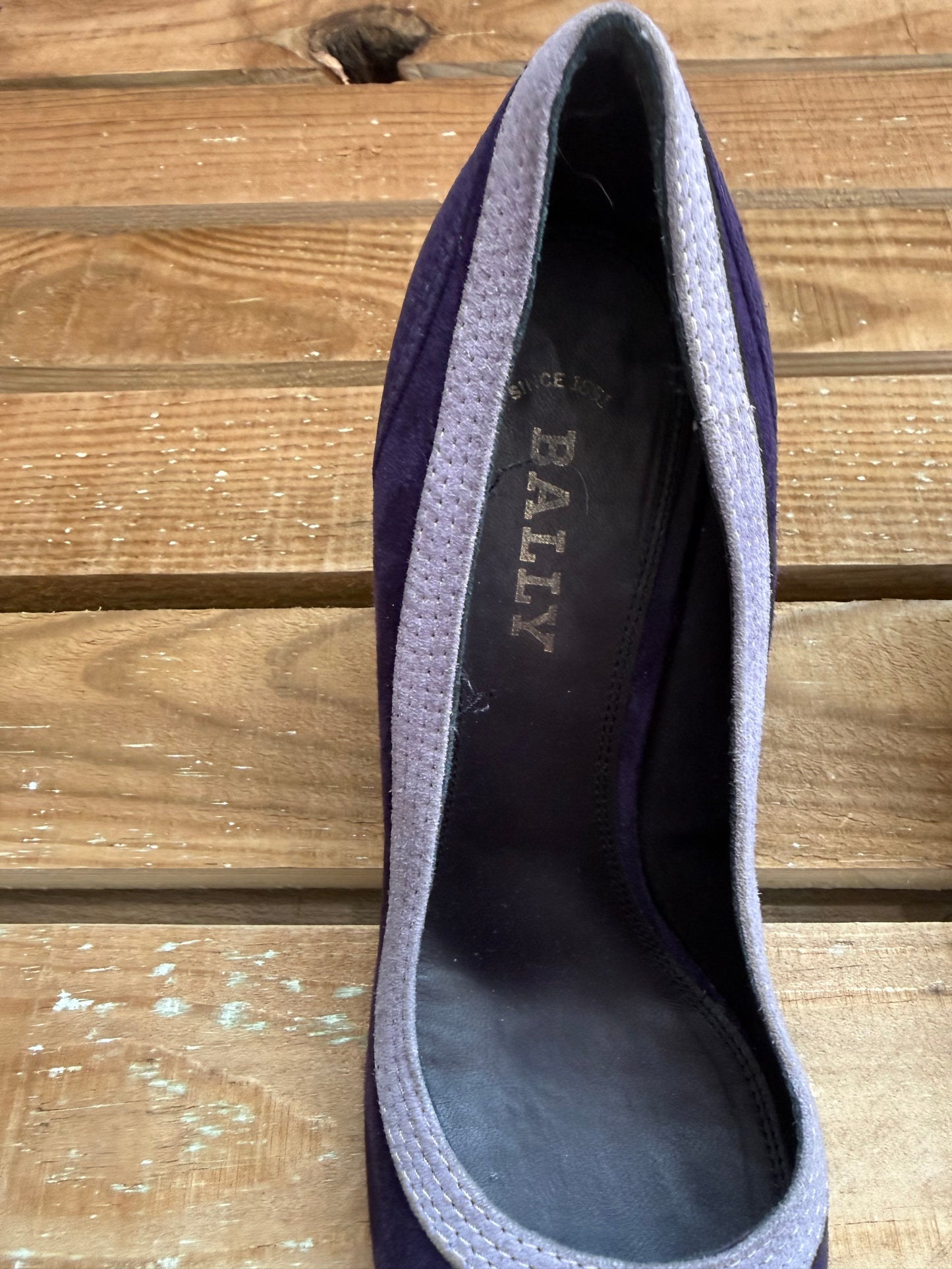 Vintage 90s Bally Suede leather Court Shoes/ Heeled. Two tone. EU38, UK5