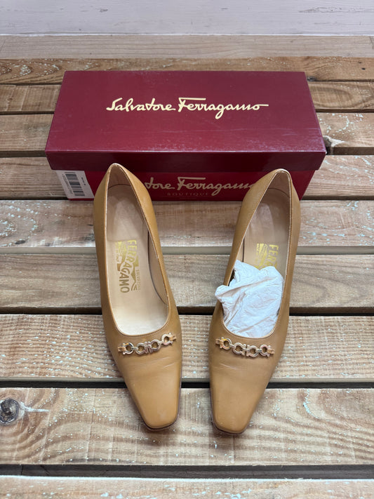 Vintage 80s Salvatore Ferragamo heeled Shoes. Size 5.5 In original box.